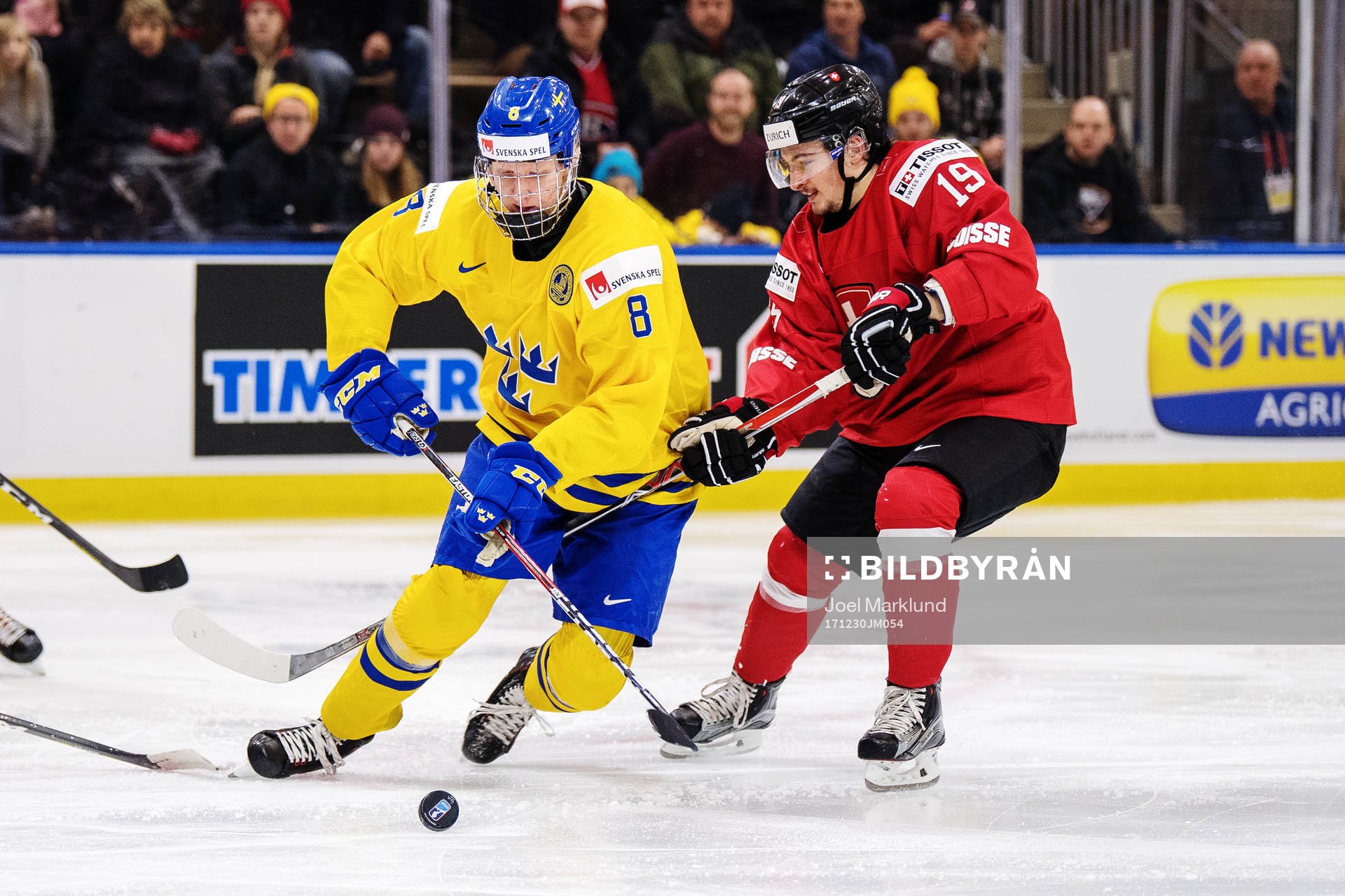 Sveriges Rasmus Dahlin fälls av Schweiz Axel Simic