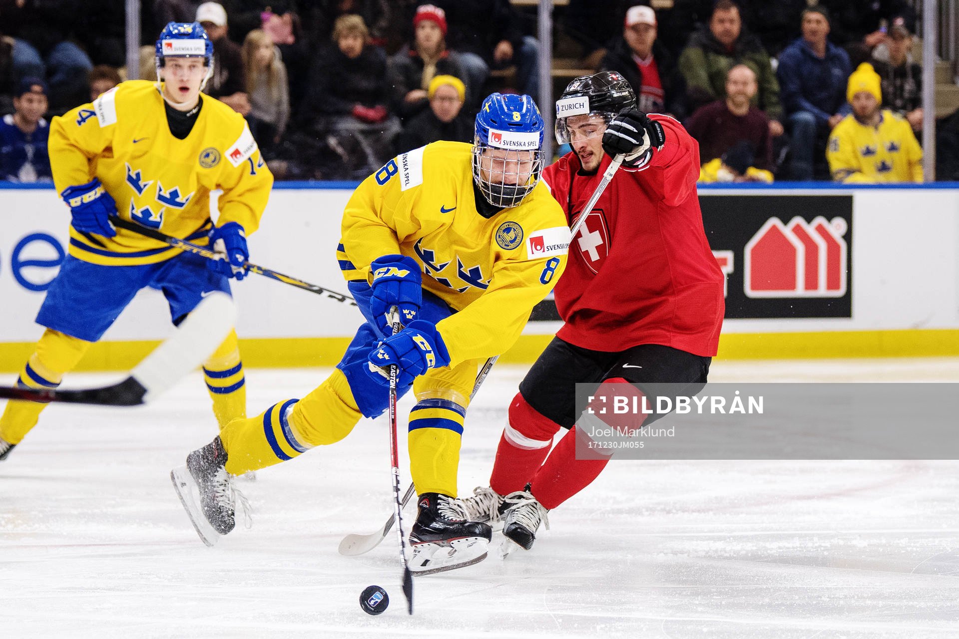 Sveriges Rasmus Dahlin fälls av Schweiz Axel Simic