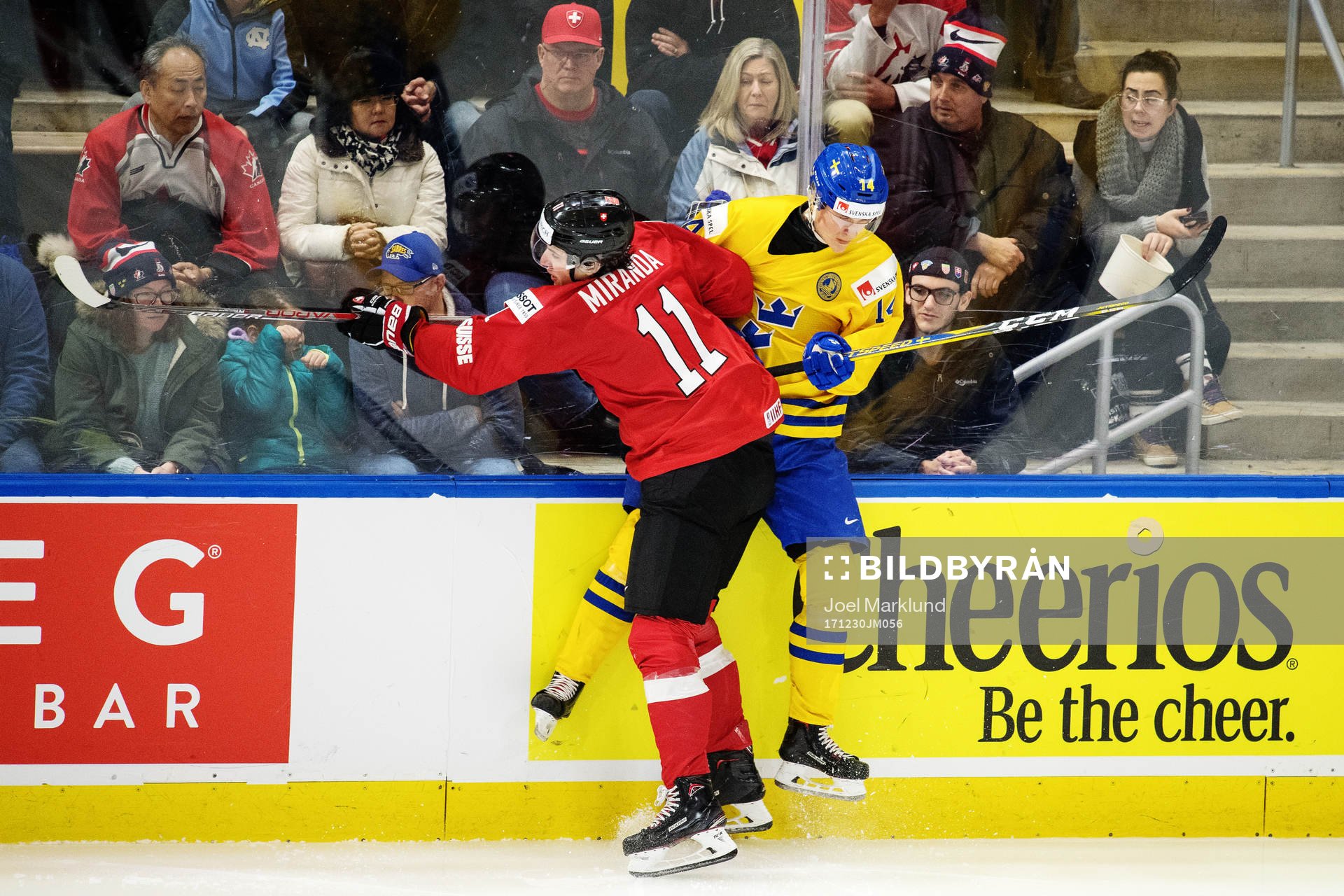 Schweiz Marco Miranda tacklar Sveriges Elias Pettersson