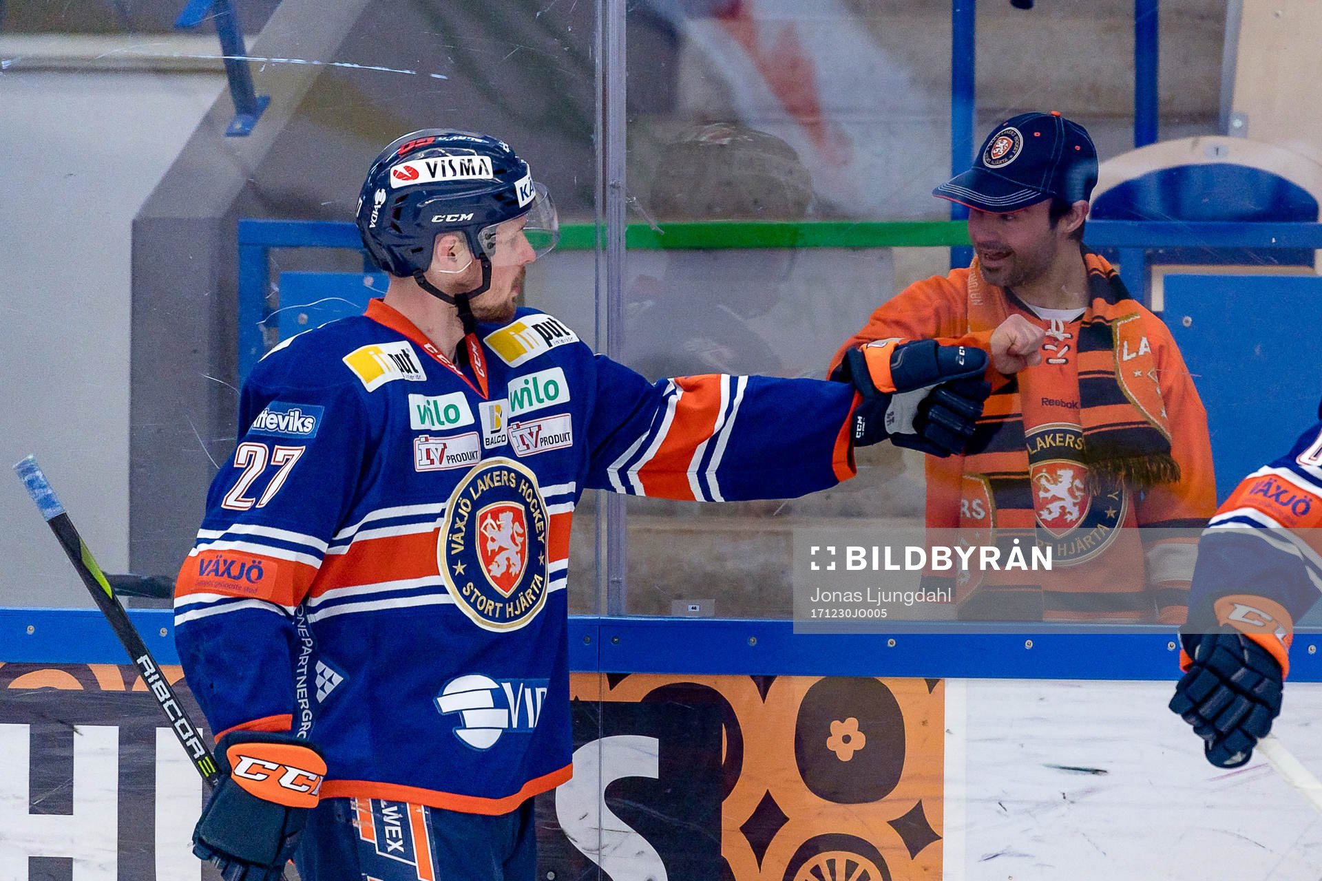 Växjös Martin Lundberg hälsar på en supporter