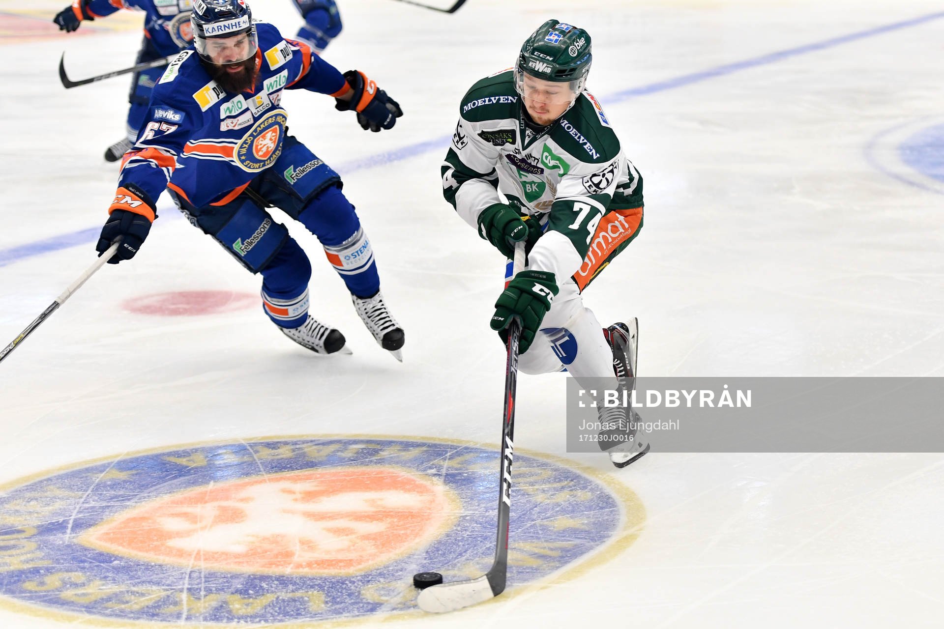 Färjestads Rasmus Asplund och Växjös Linus Fröberg i