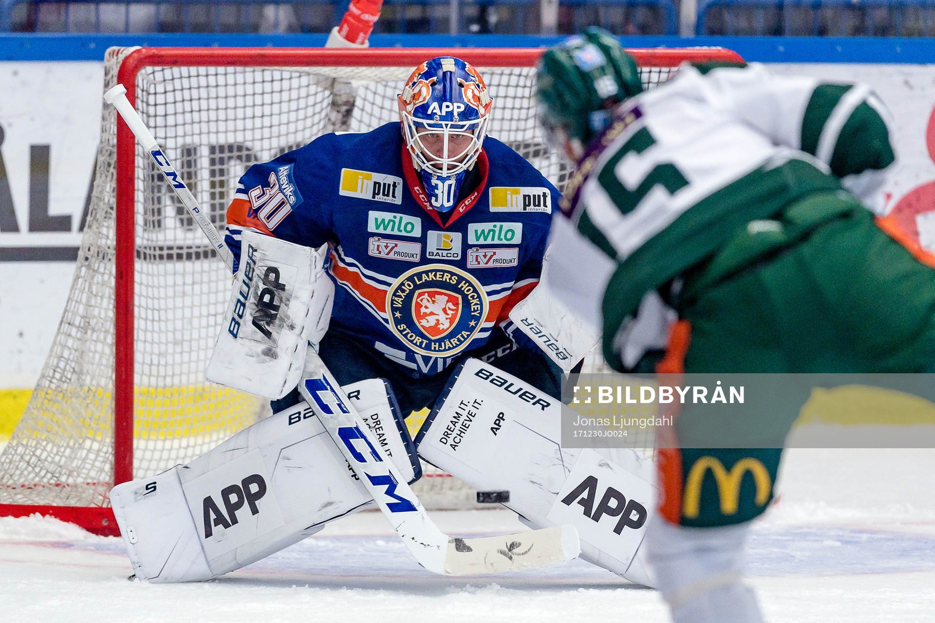 Växjös målvakt Viktor Fasth fokuserar på pucken när