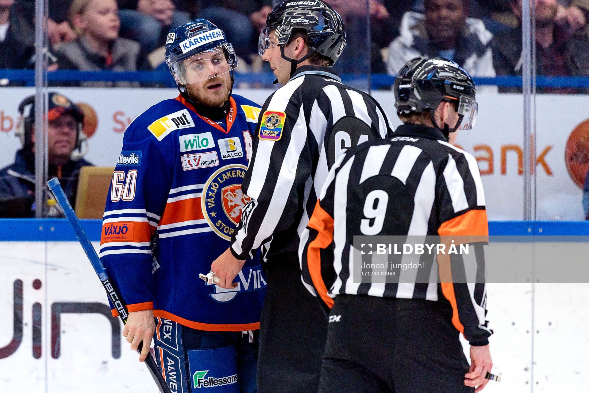 Växjös Erik Josefsson pratar med Domare Pehr Claesson