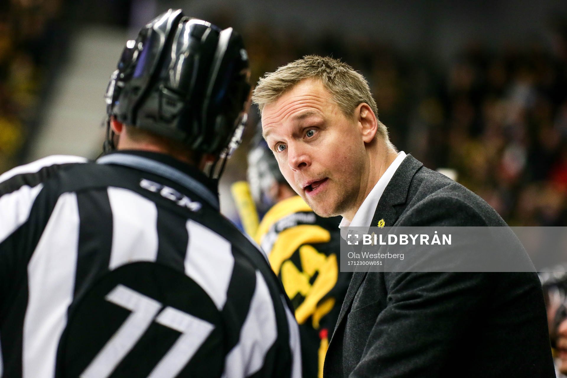 Skellefteås tränare Bert Robertsson i samtal med