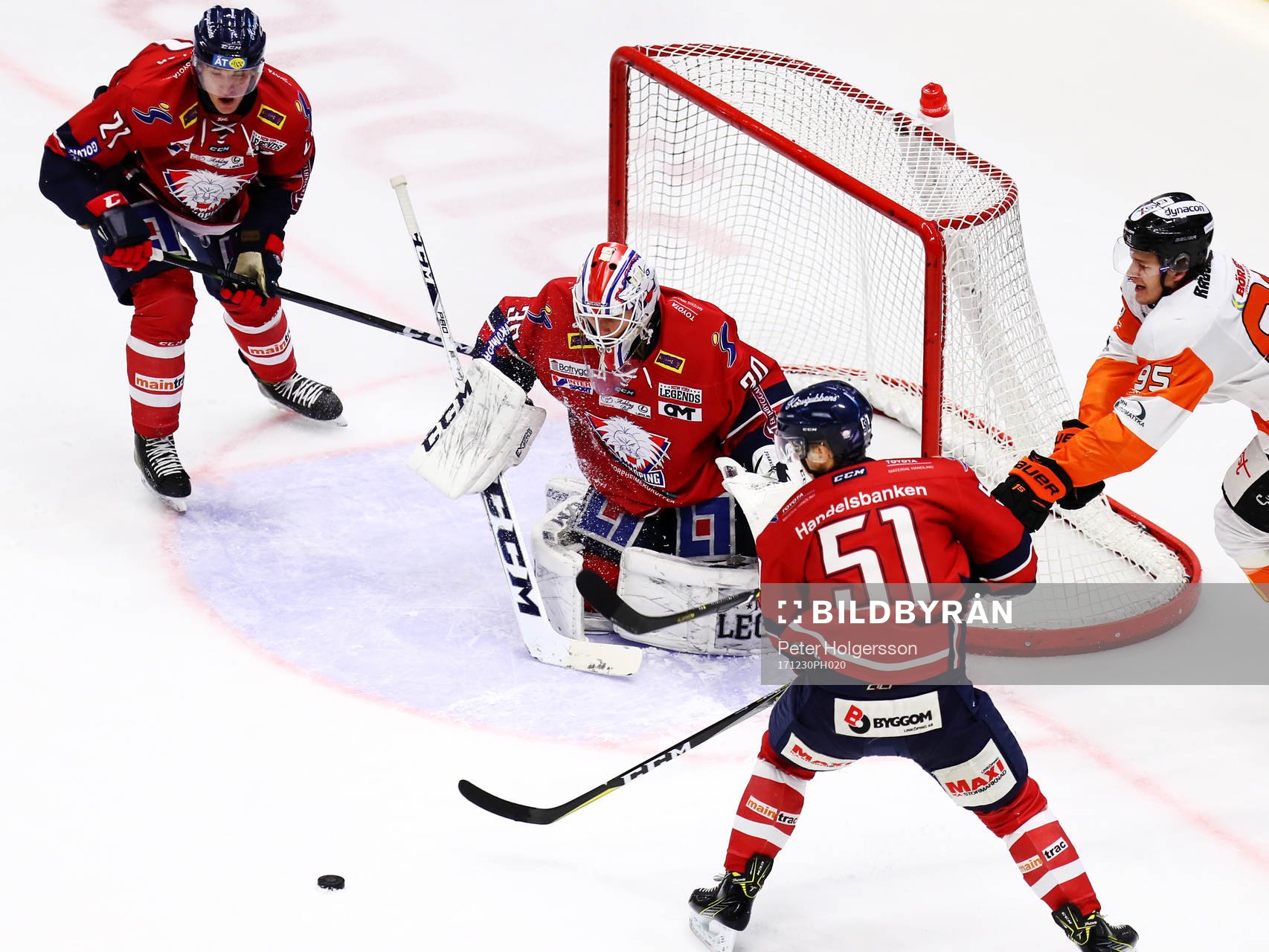 Linköpings Emil Sylvegård, målvakt Jacob Johansson och