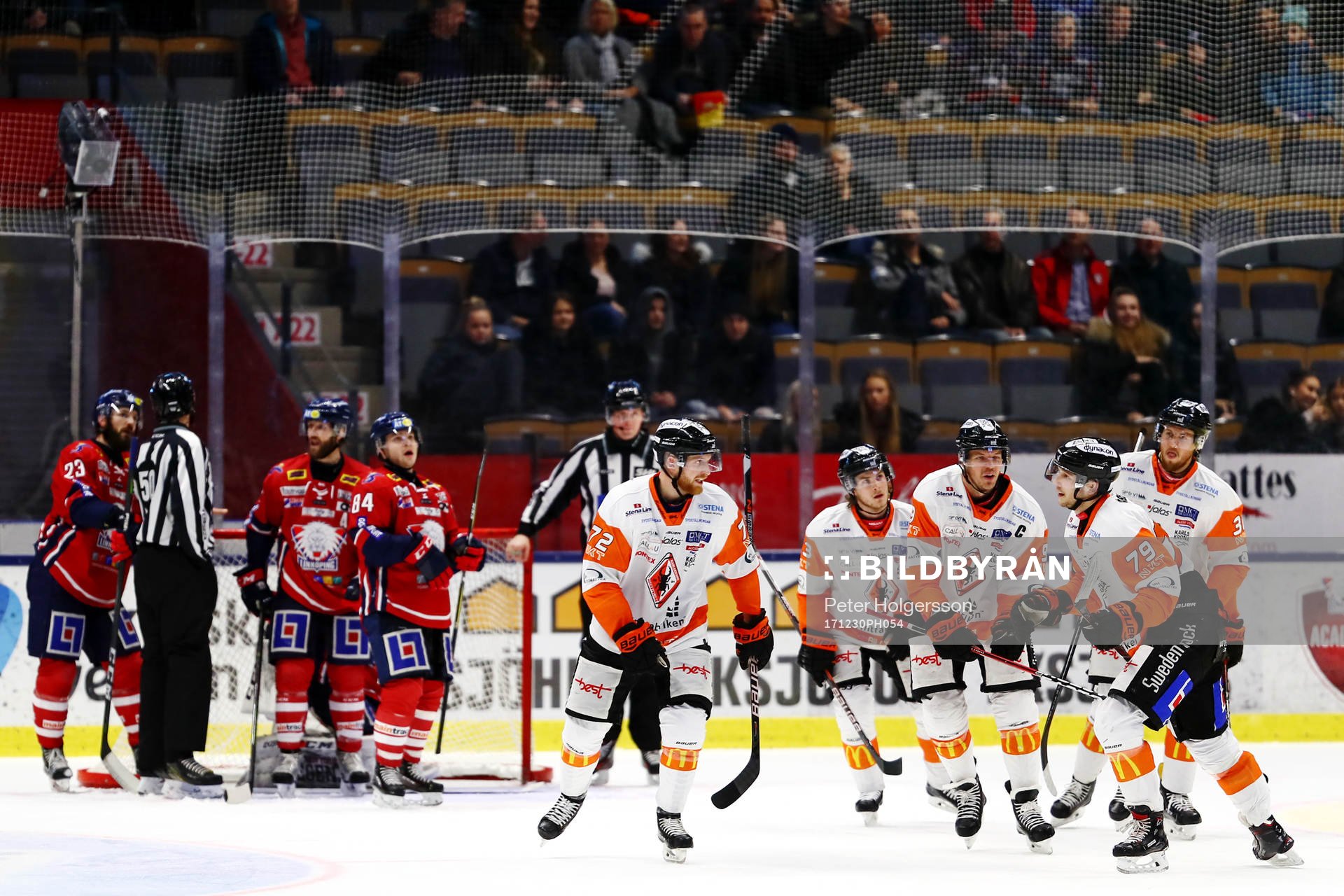 Karlskronas Emil Lundberg jublar med lagkamrater