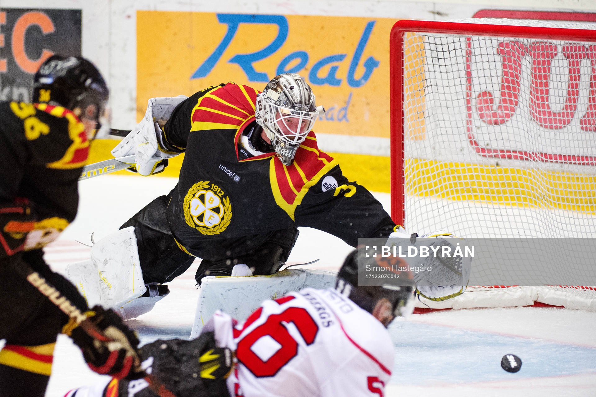 Örebros Johan Wiklander gör 3-3-målet bakom Brynäs