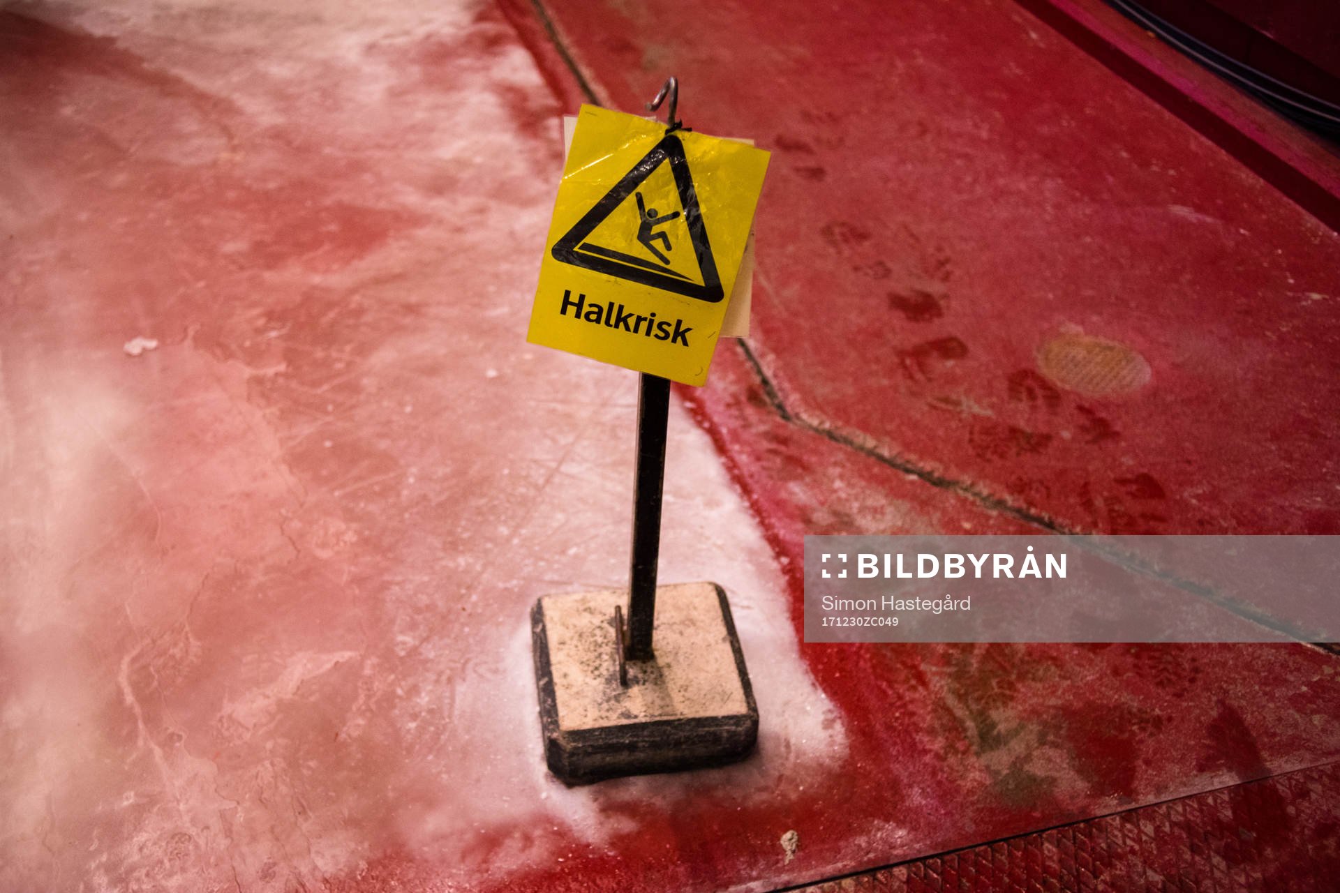 Skylt som varnar för halkrisk