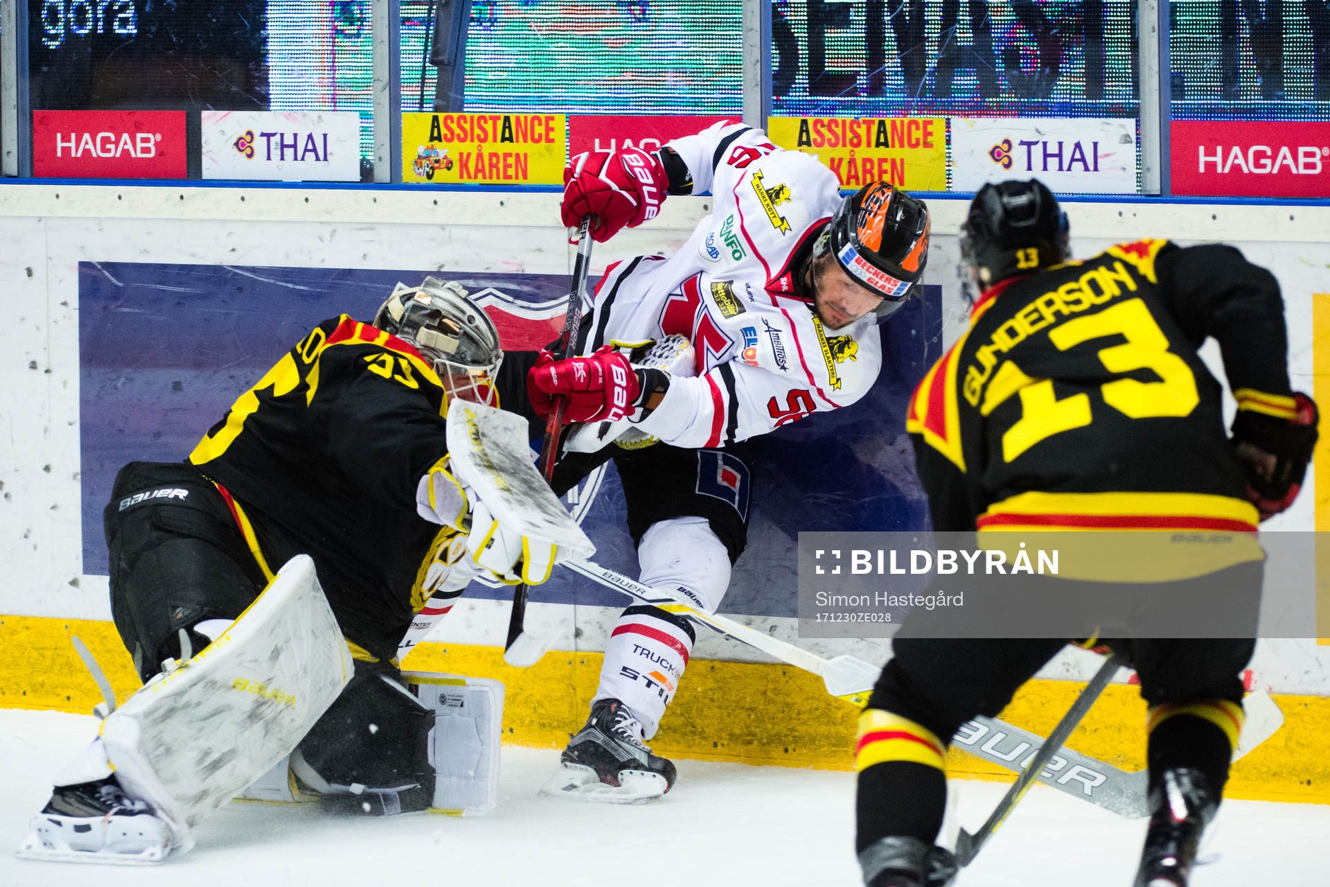 Brynäs målvakt David Rautio i kamp mot Örebros Johan