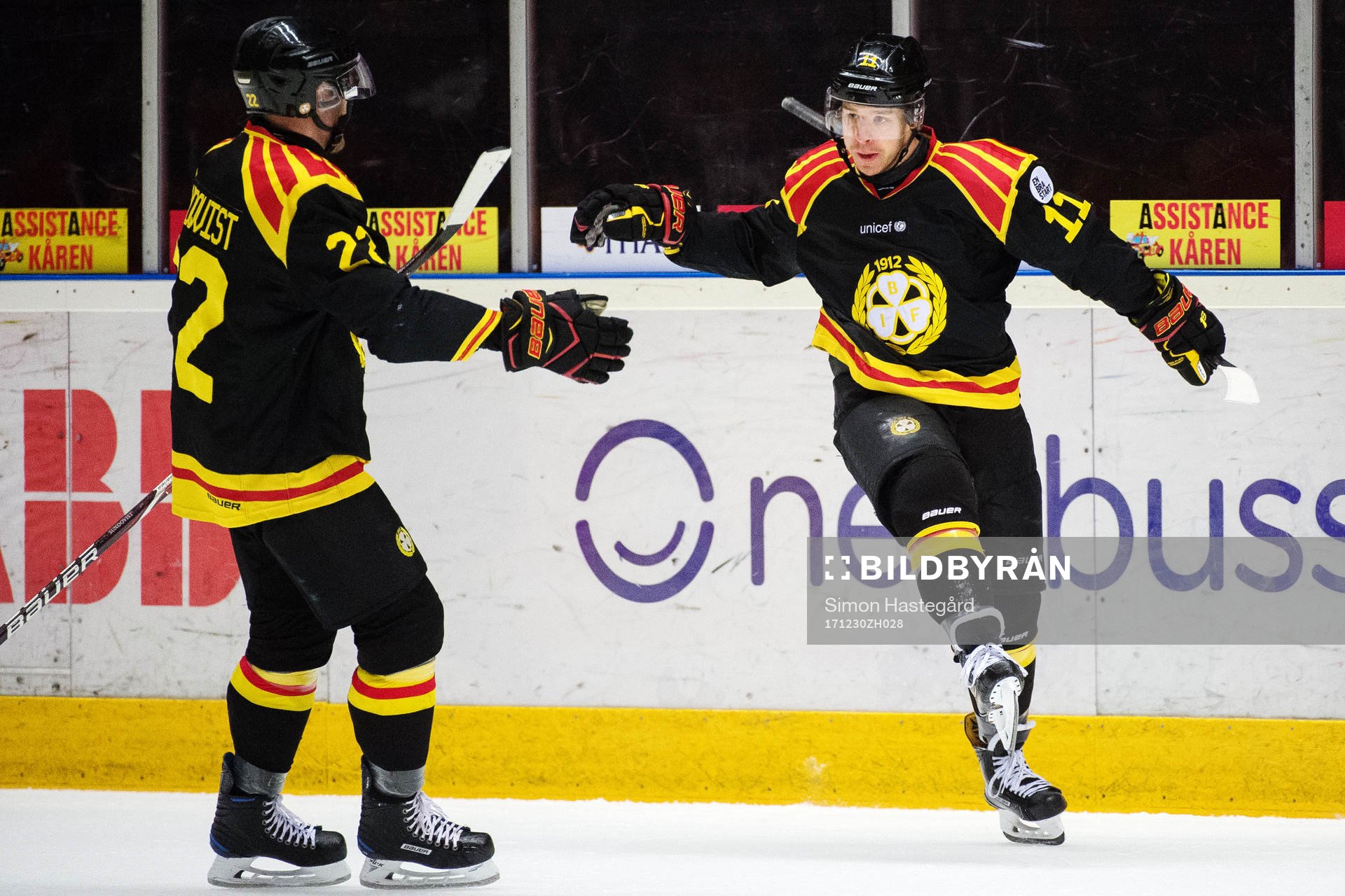 Brynäs Jörgen Sundqvist och Kevin Clark, målskytt, jublar