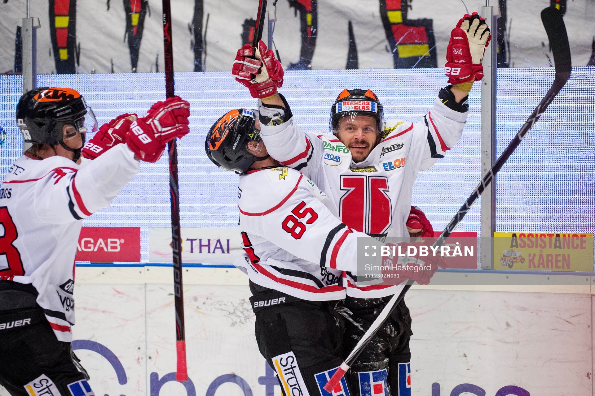Örebros Kalle Olsson  kramar om Johan Wiklander som jublar