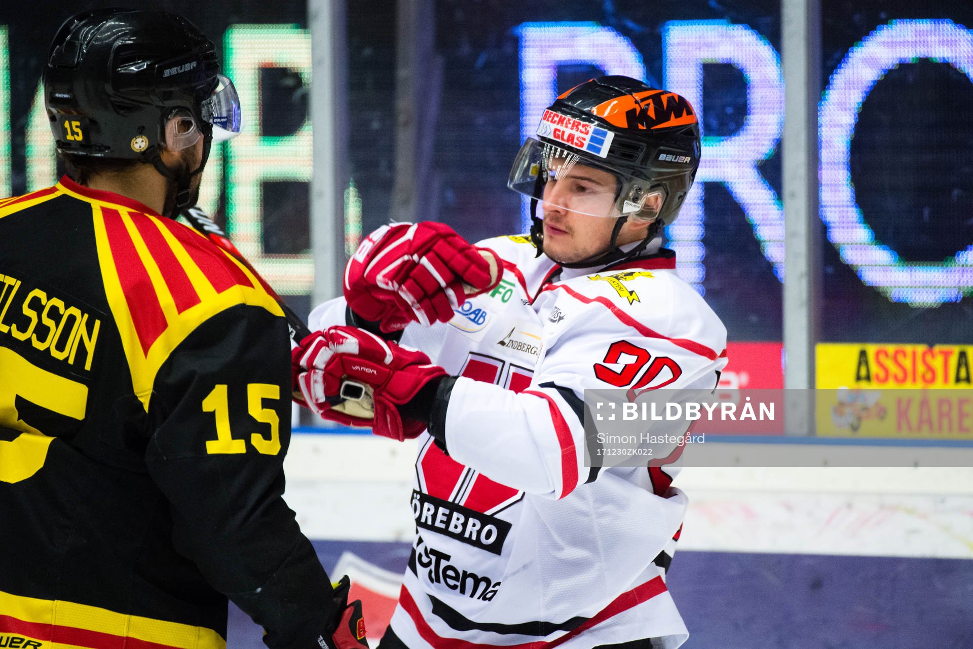 Brynäs Simon Bertilsson i bråk med Örebros Libor Hudacek