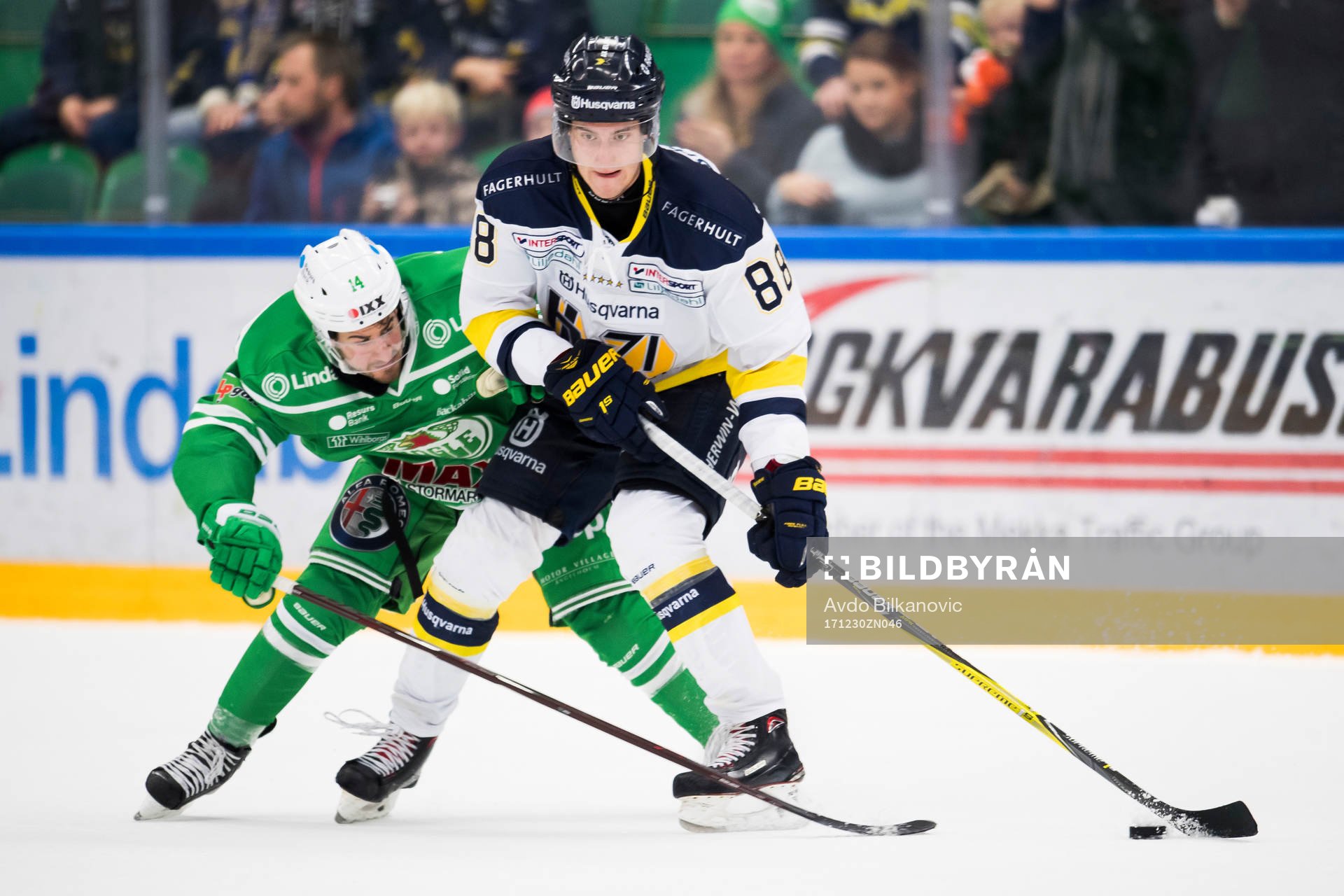 Rögles Stephen Perfetto jagar HV71 Pierre Engvall