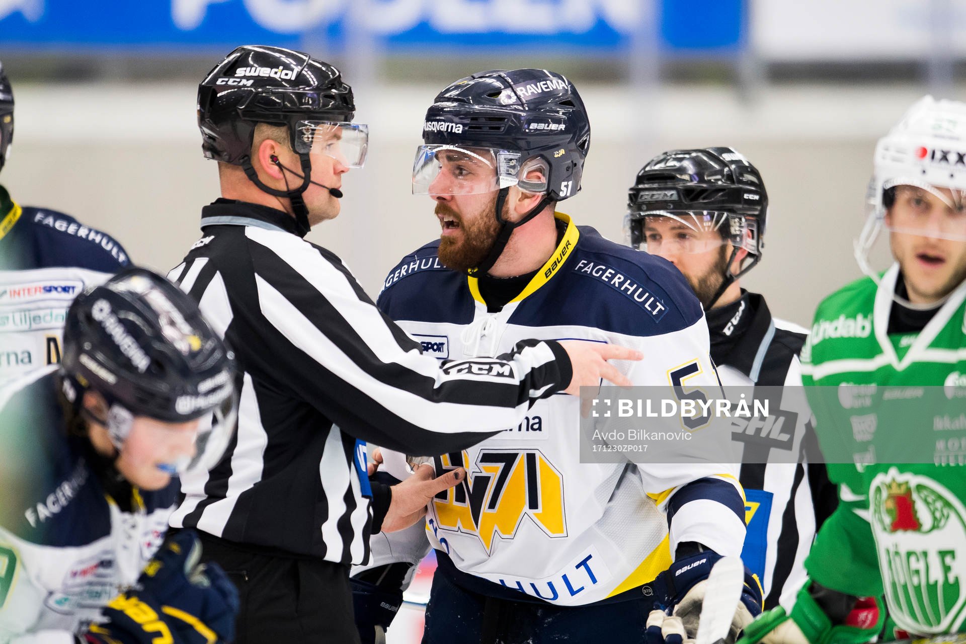 HV71 Marc Zanetti i diskussion med domare