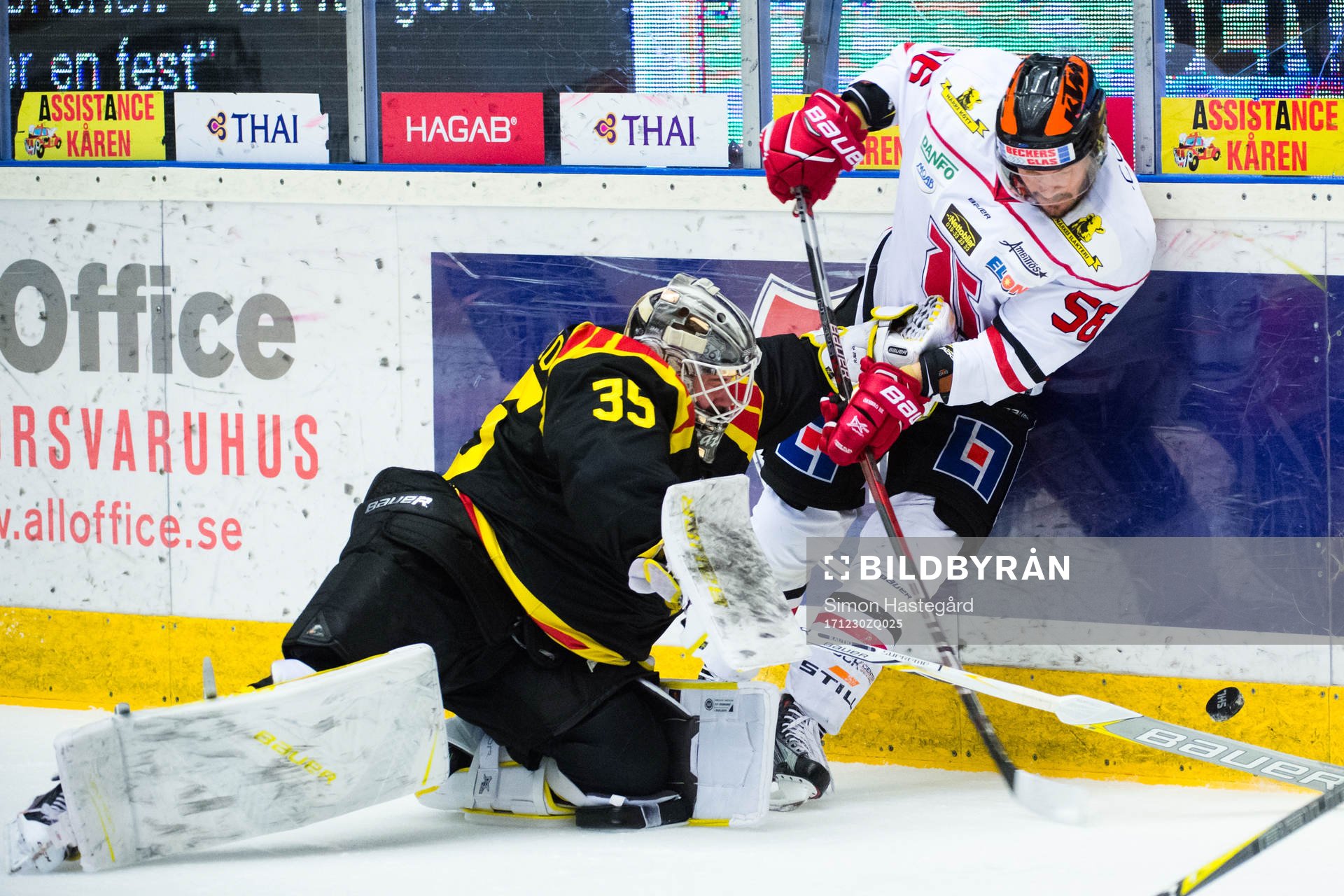 Brynäs målvakt David Rautio i kamp mot Örebros Johan