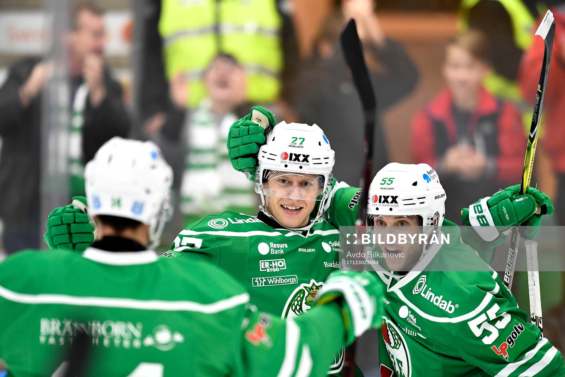 Rögles Jesper Williamsson (mitten) jublar med Rögles Ben