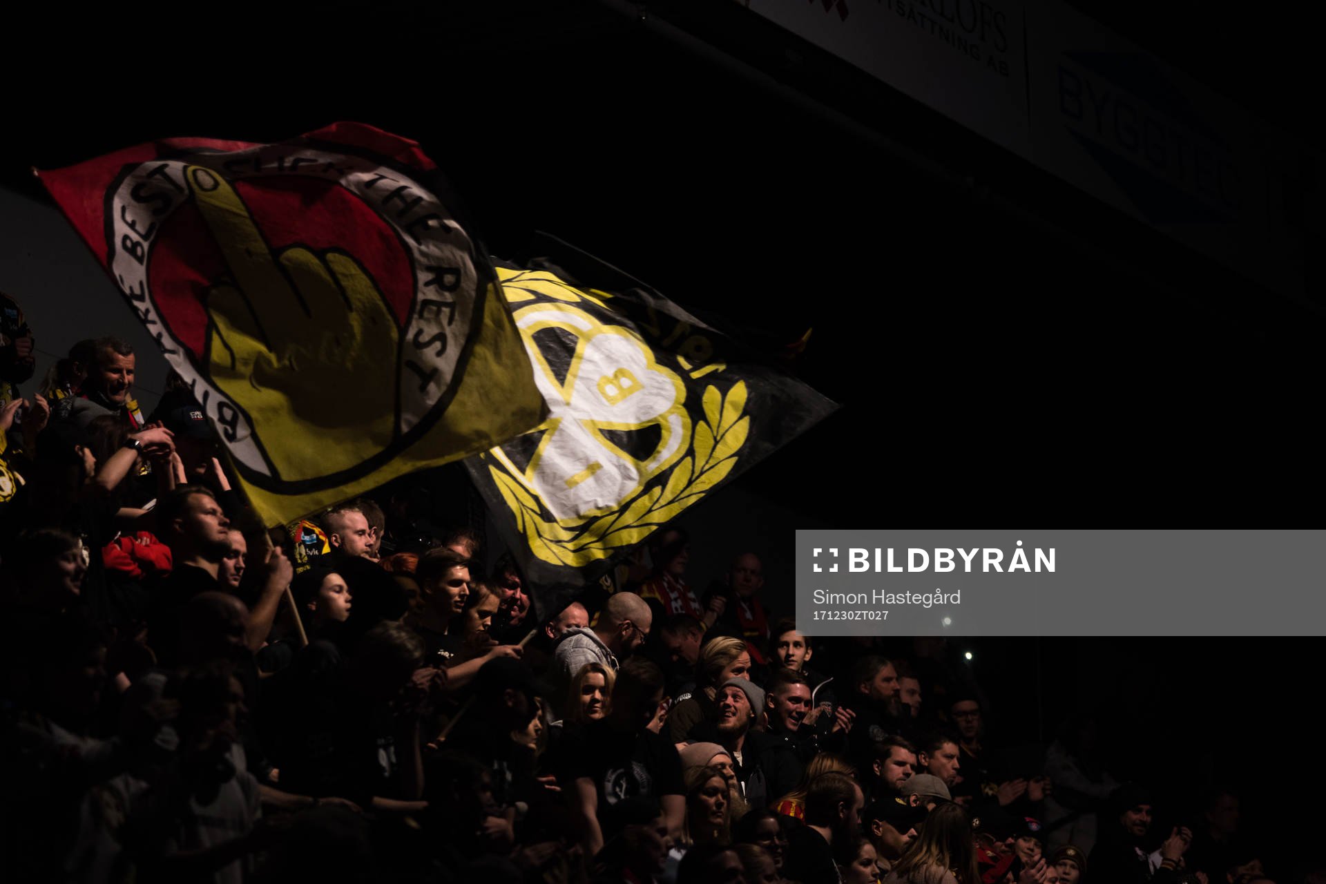 Brynäs supportrar med flaggor