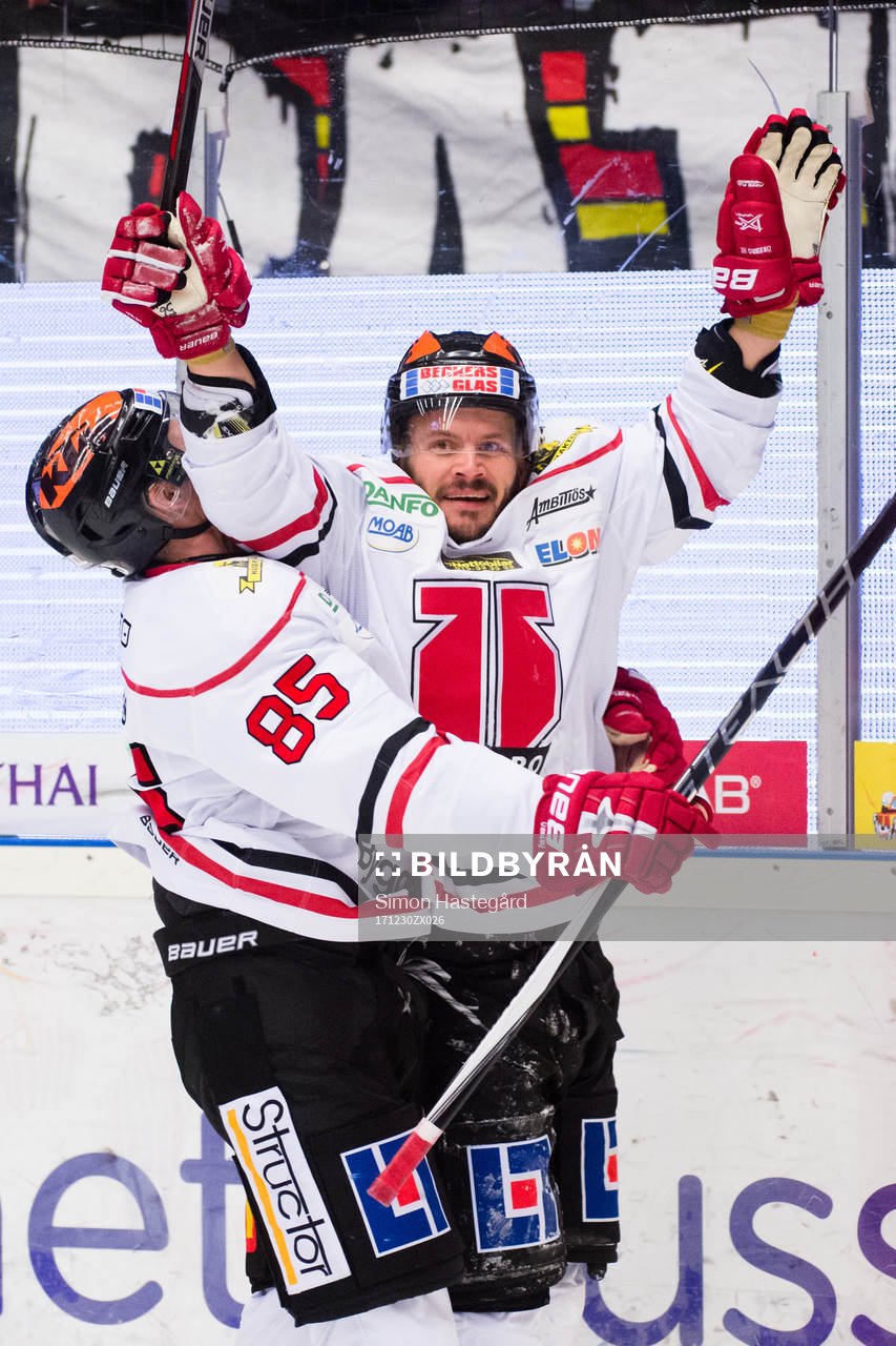 Örebros Kalle Olsson och Johan Wiklander jublar