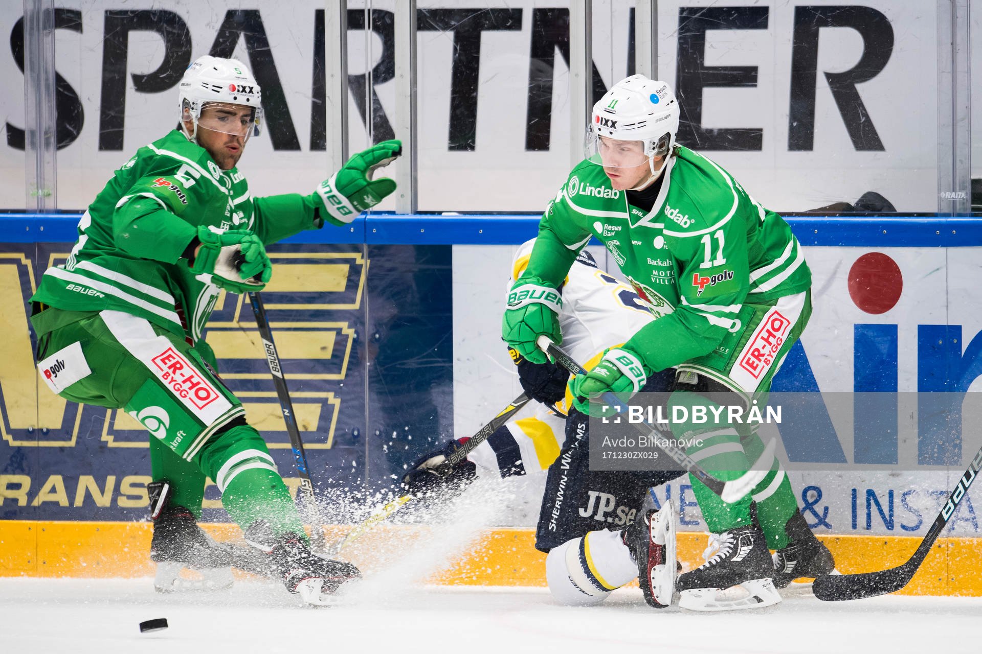 Rögles Alen Bibic och Bryan Lerg i kamp mot HV71 Mattias