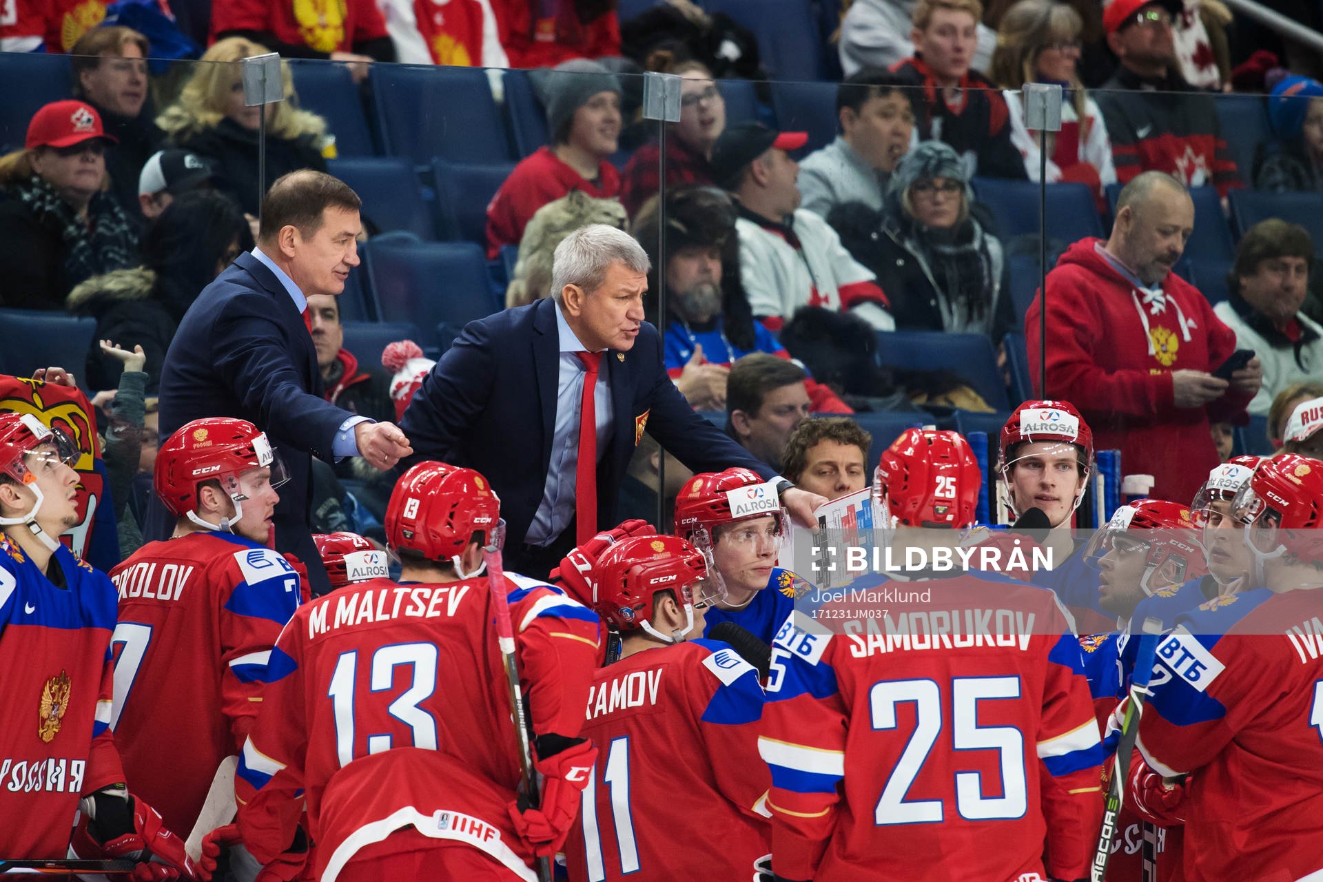 Rysslands lag tar en timeout i andra perioden