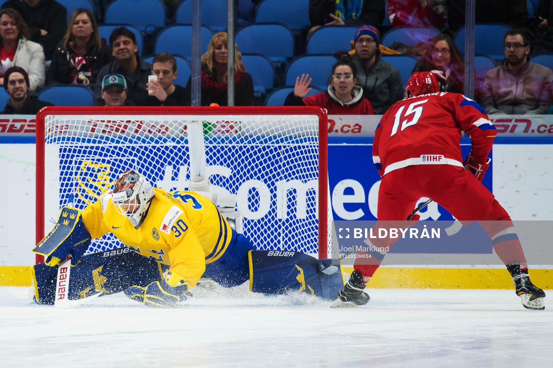Sveriges målvakt Filip Gustavsson räddar en straff från