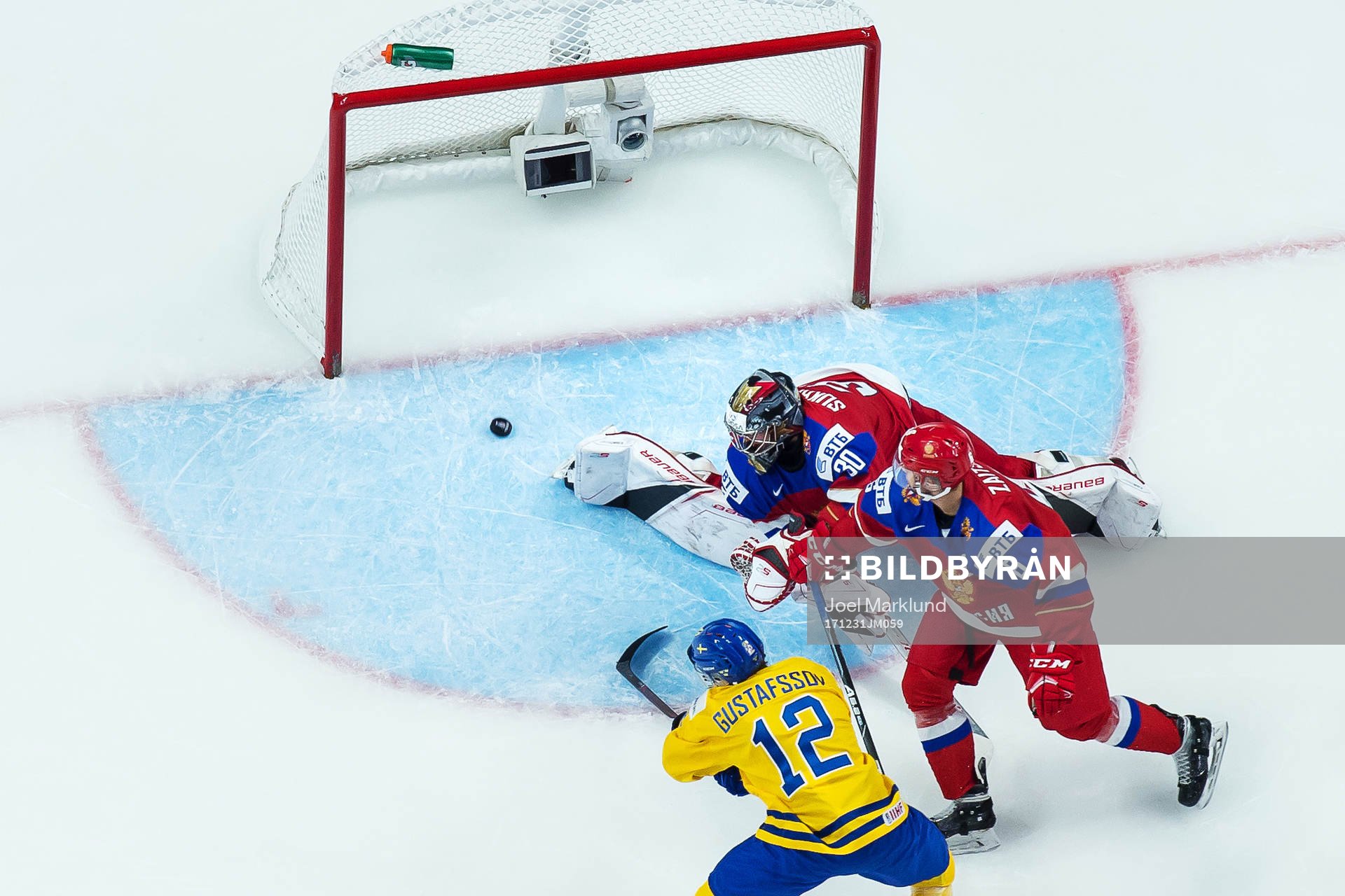 Sveriges Glenn Gustafsson gör 2-3 bakom Rysslands målvakt
