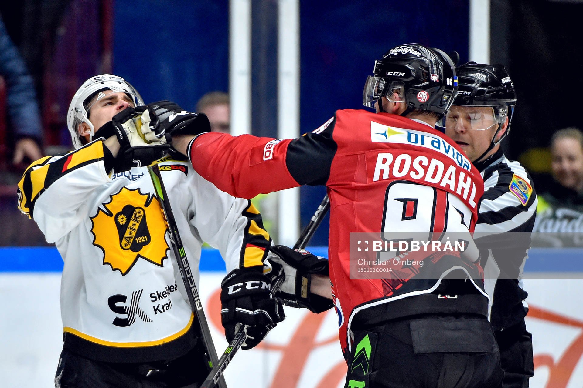 Skellefteås Emil Djuse och Malmö Redhawks Kim Rosdahl i