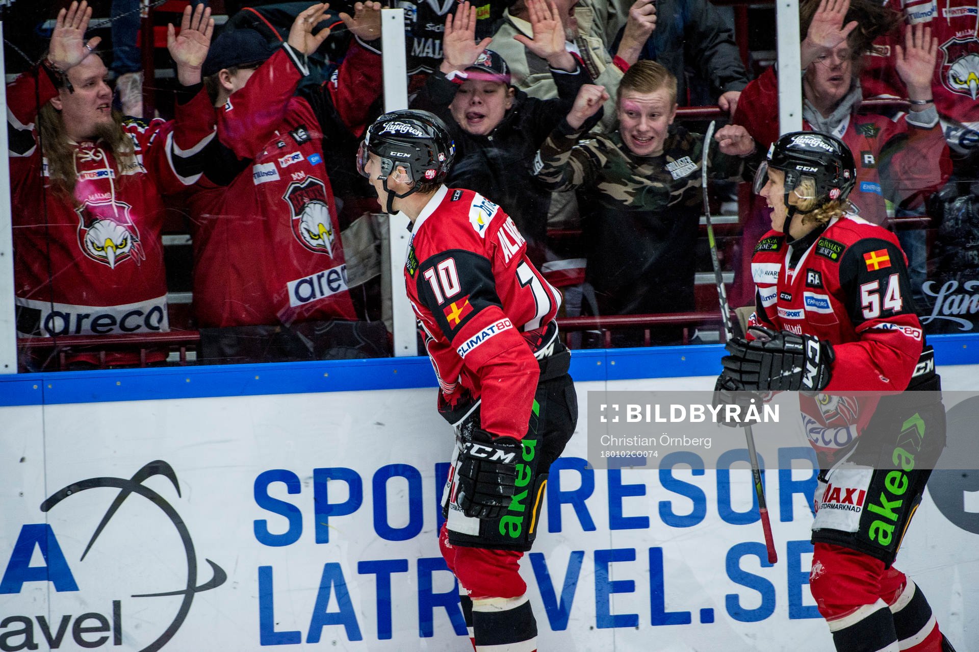Malmö Redhawks Robin Alvarez och Marcus Sylvegård jublar