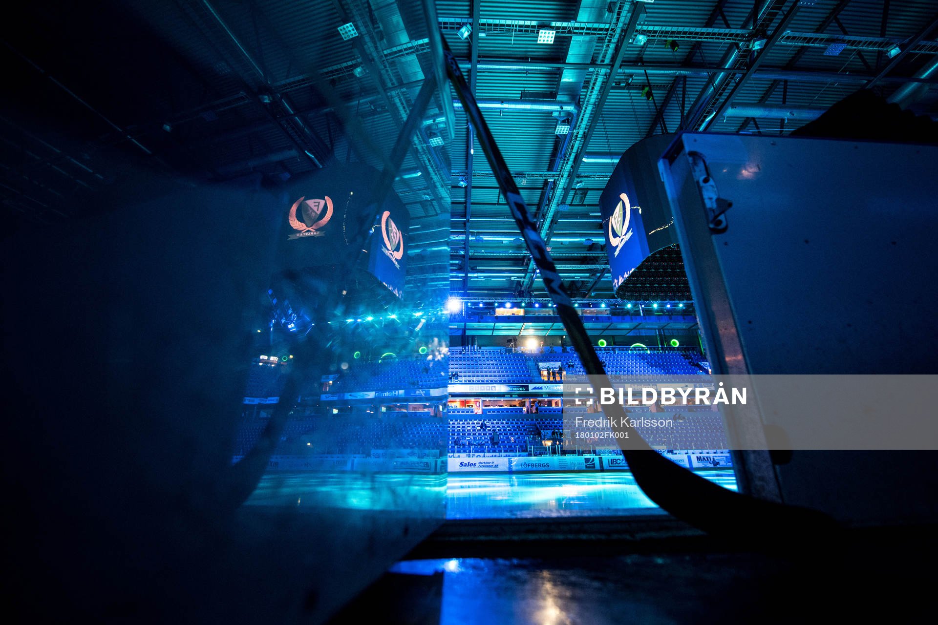 En klubba står i båset innan ishockeymatchen i SHL mellan