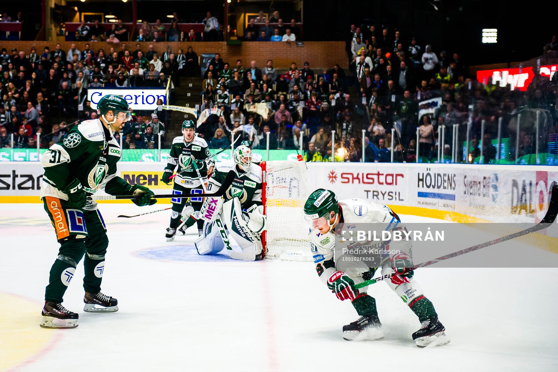 Färjestads Dick Axelsson och Frölundas Simon Hjalmarsson