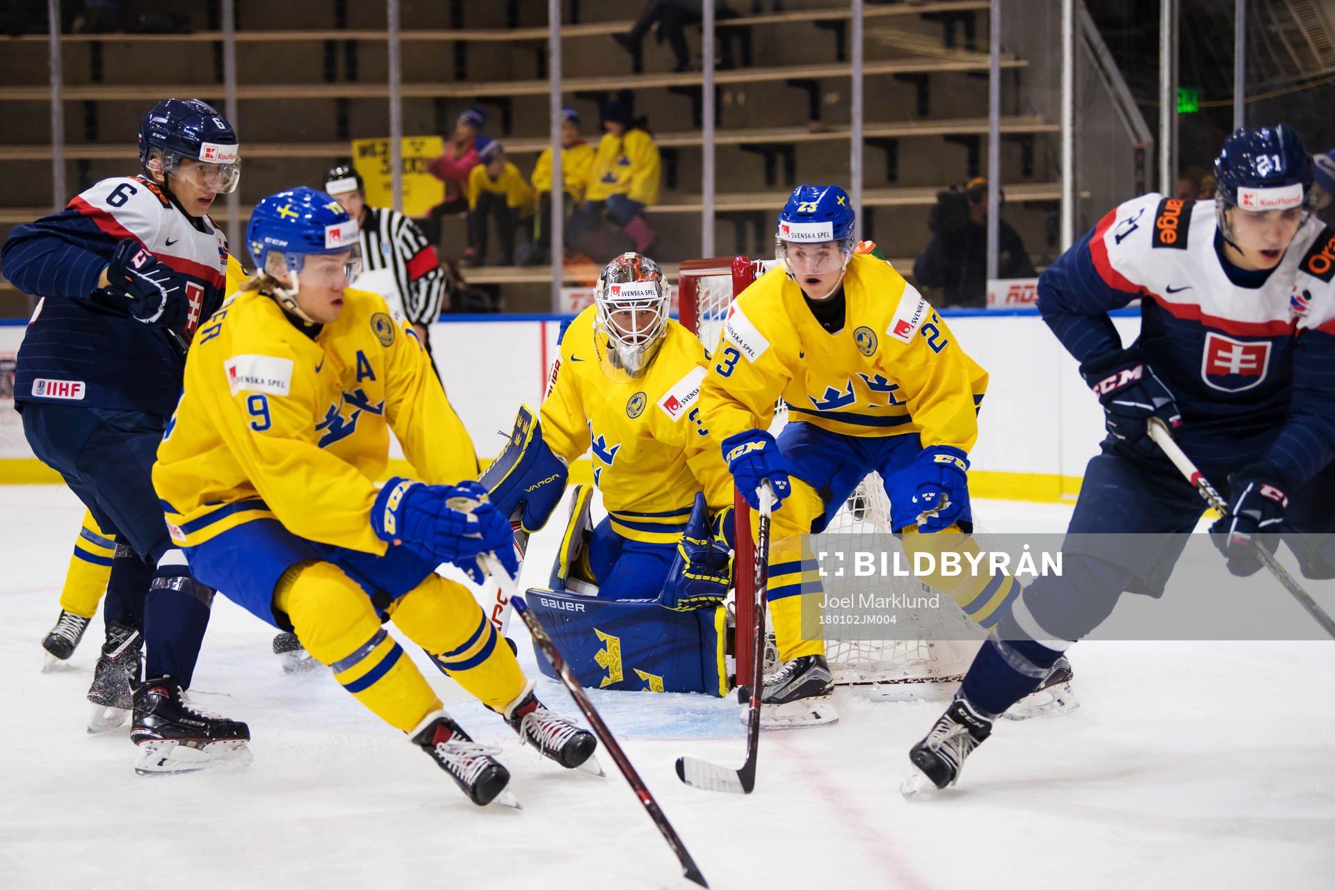 Sveriges Alexander Nylander, målvakt Filip Gustavsson och