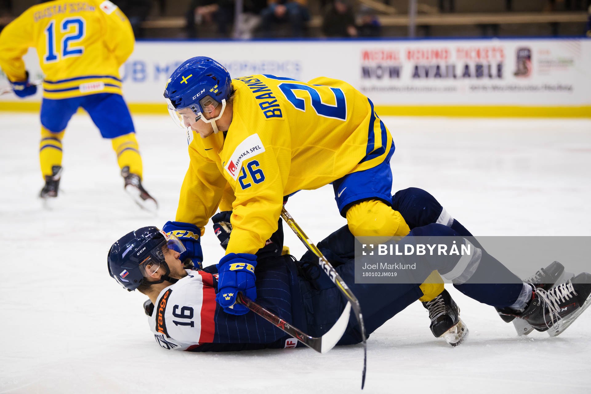 Slovakiens Filip Krivosik hålls ner av Sveriges Erik