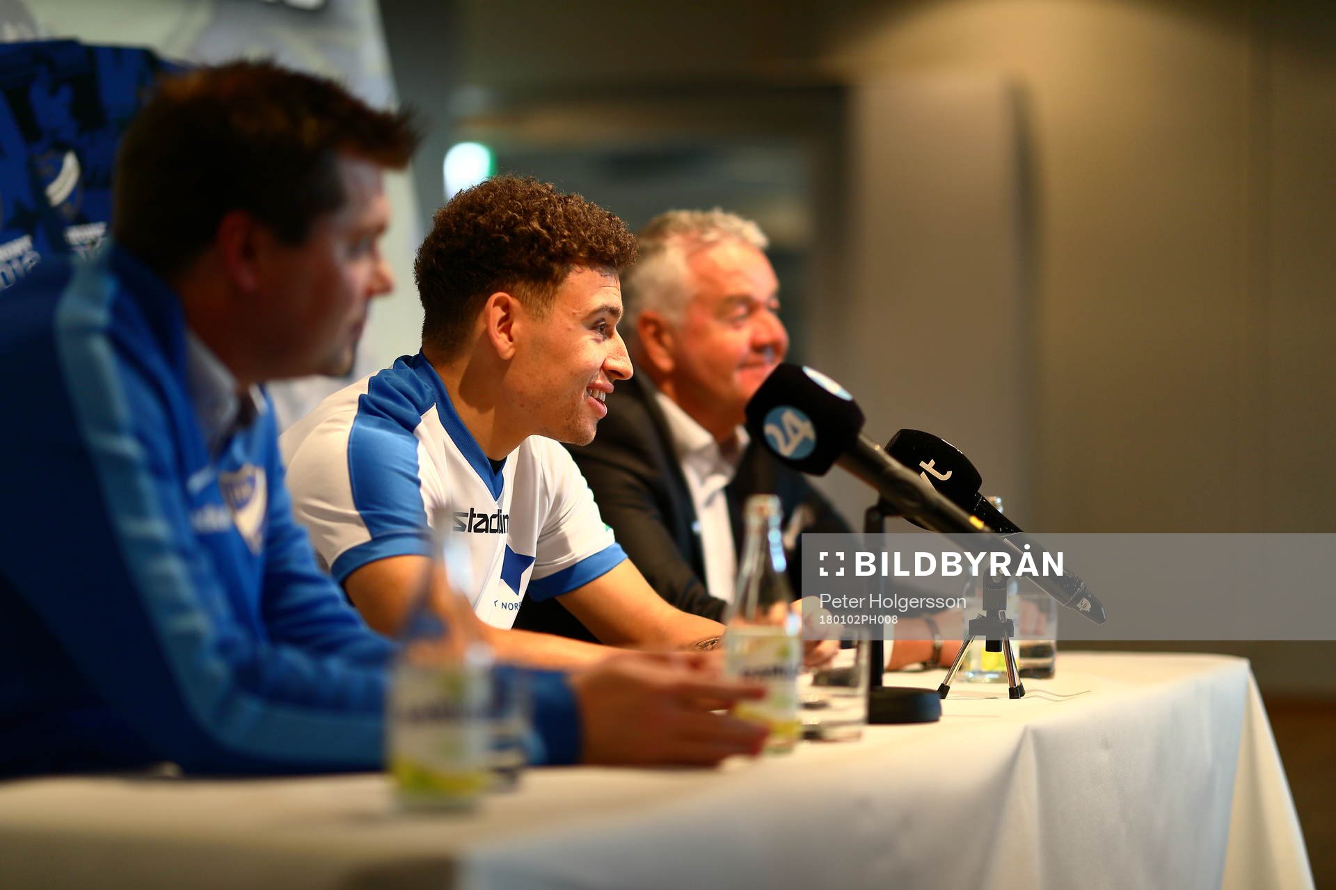 IFK Norrköpings nye spelare, landslagsaktuelle Jordan Larsson, mellan tränare Jens Gustafsson och ordförande Peter Hunt, under presskonferens med IFK Norrköping den 2 januari 2018 i Norrköping.