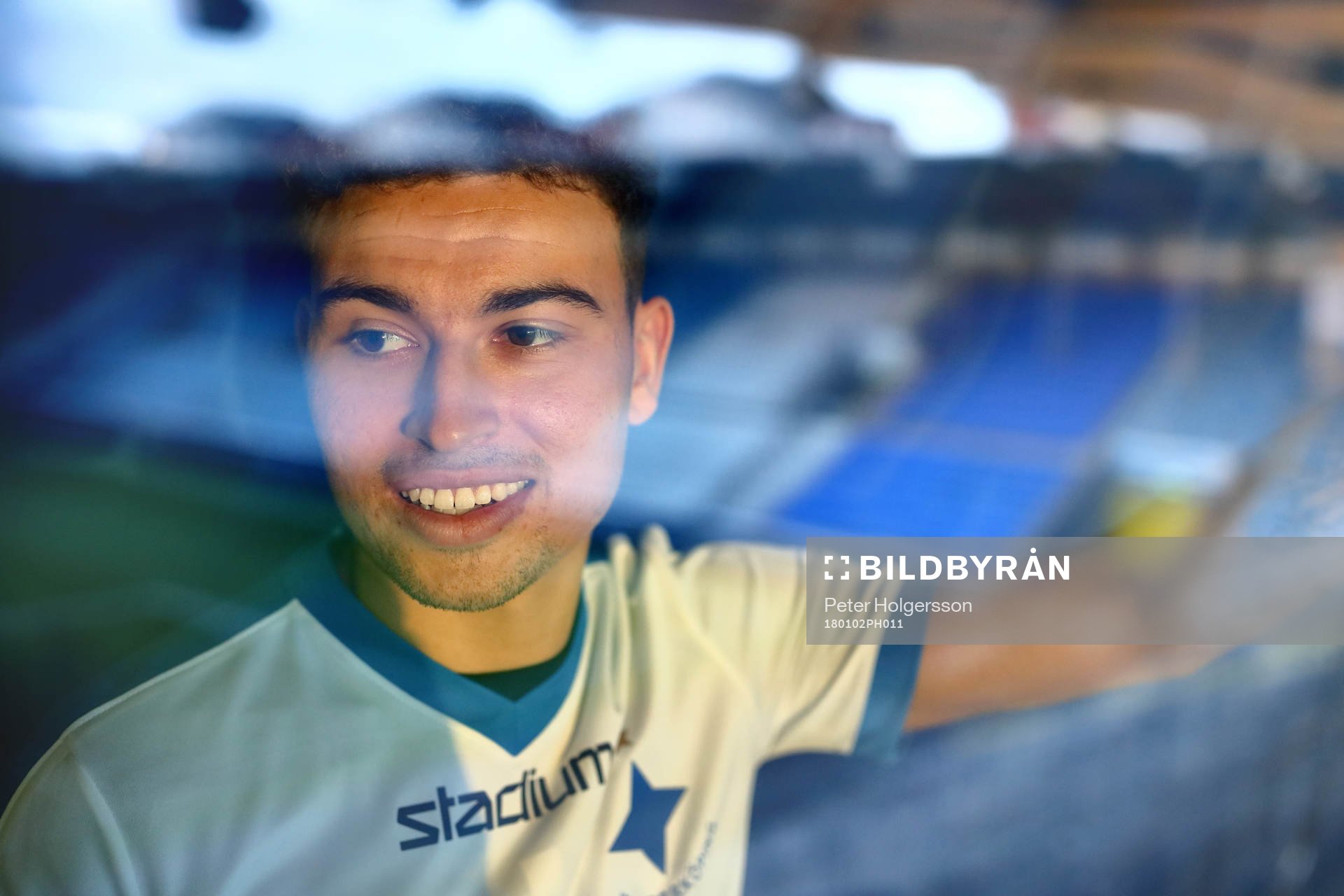 IFK Norrköpings nye spelare, landslagsaktuelle Jordan Larsson, ser ut över sin nya hemmaarena under presskonferens med IFK Norrköping den 2 januari 2018 i Norrköping.