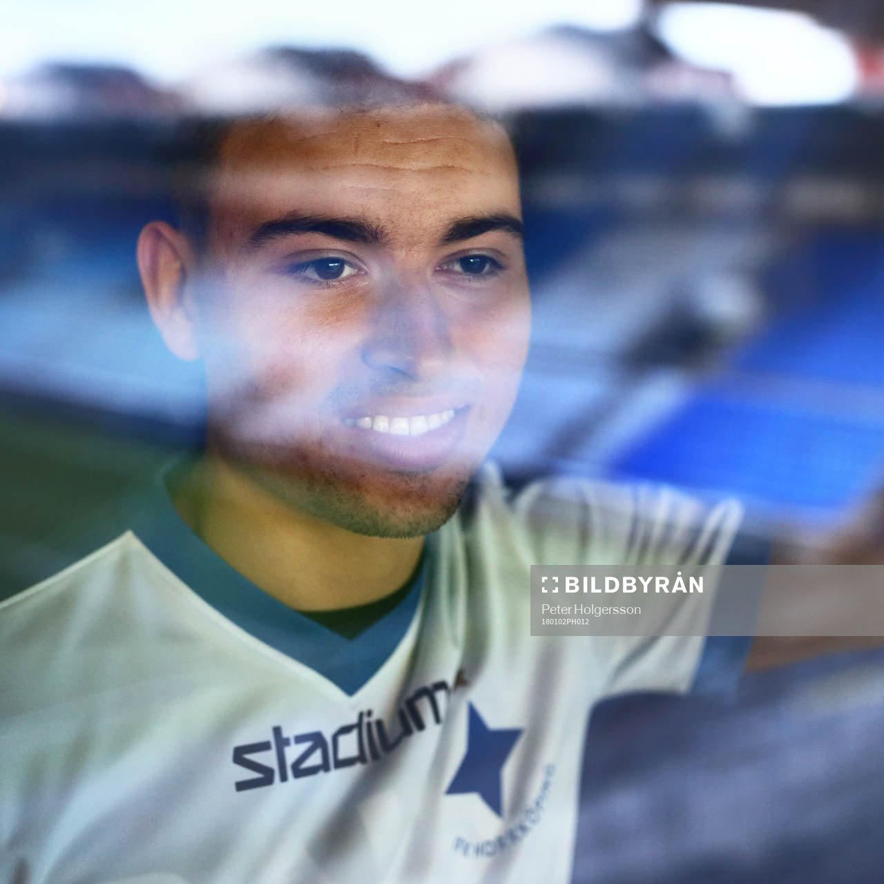 IFK Norrköpings nye spelare, landslagsaktuelle Jordan Larsson, ser ut över sin nya hemmaarena under presskonferens med IFK Norrköping den 2 januari 2018 i Norrköping.