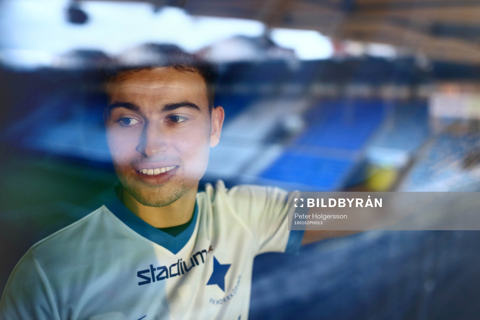 IFK Norrköpings nye spelare, landslagsaktuelle Jordan Larsson, ser ut över sin nya hemmaarena under presskonferens med IFK Norrköping den 2 januari 2018 i Norrköping.