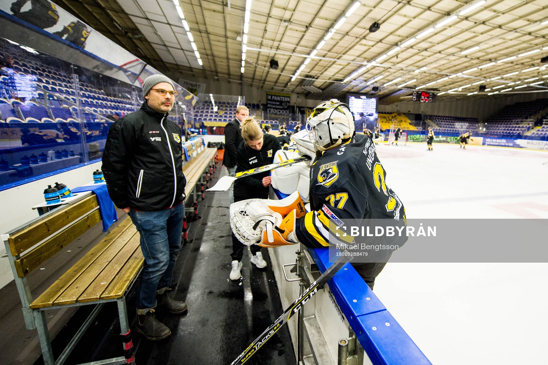 Panterns målvakt Jonatan Bjurö får hjälp av