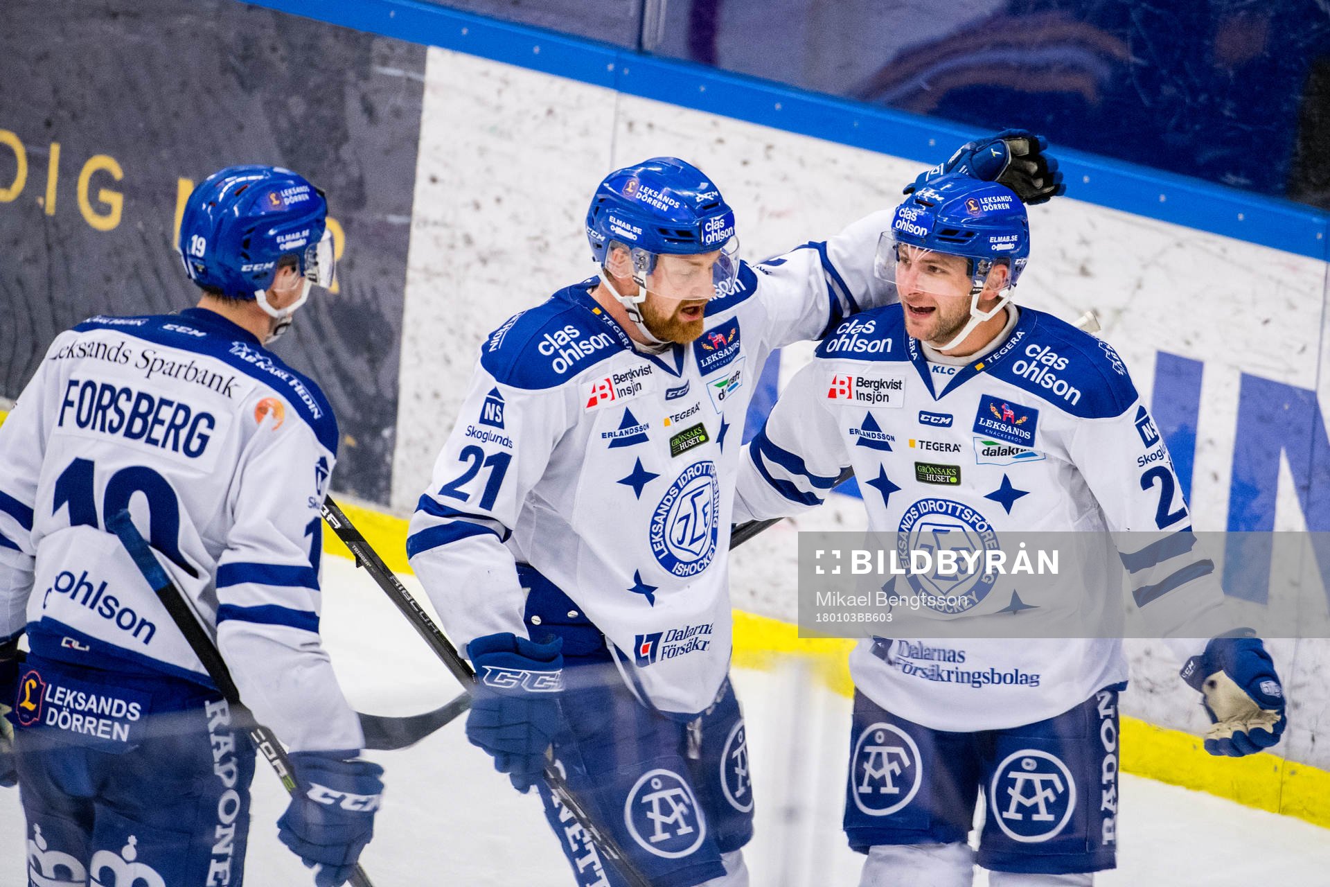 Leksands Alex Friesen har gjort 1-3 målet och jublar