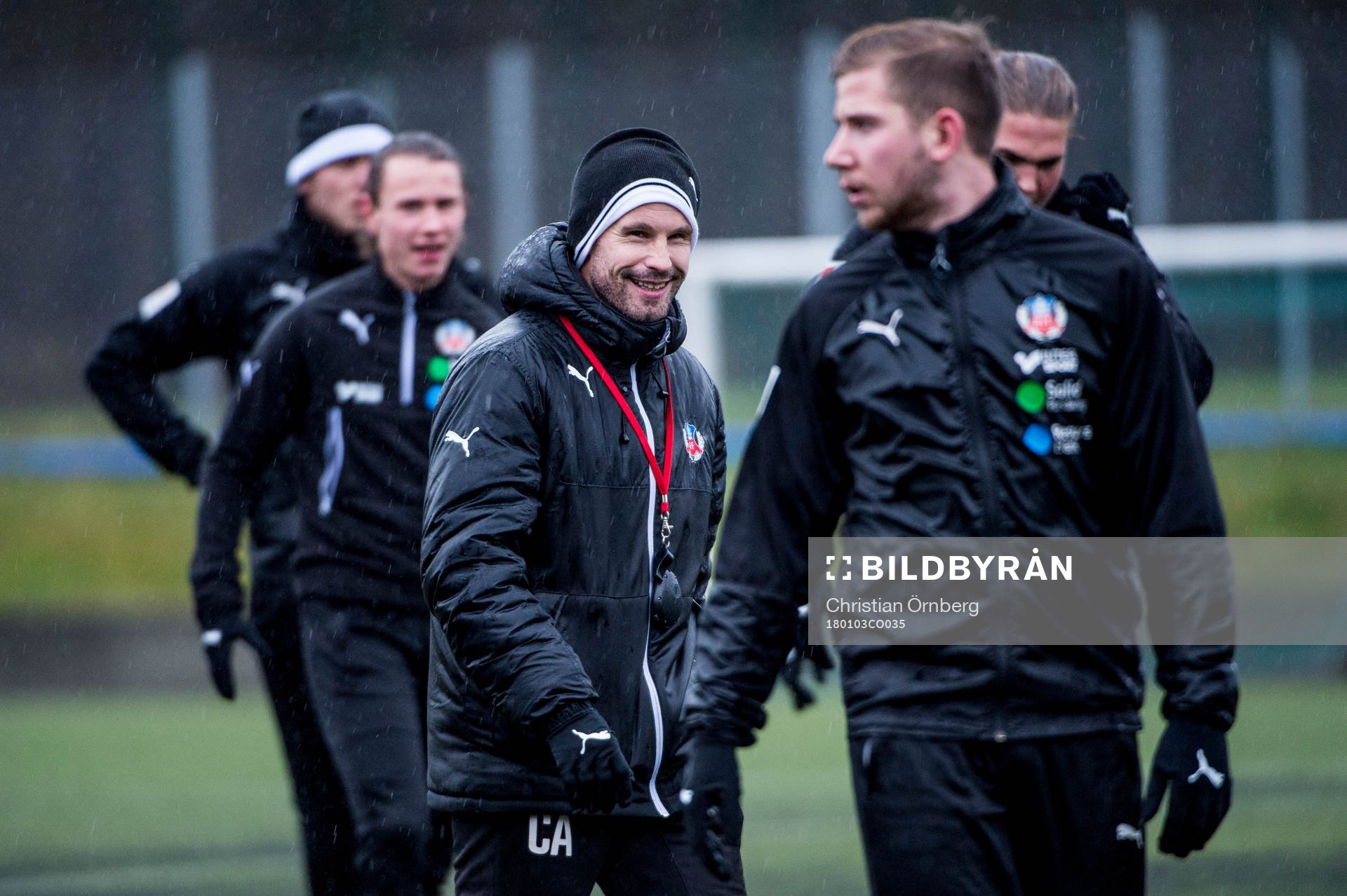 Assisterande tränare Christoffer Andersson bland spelarna