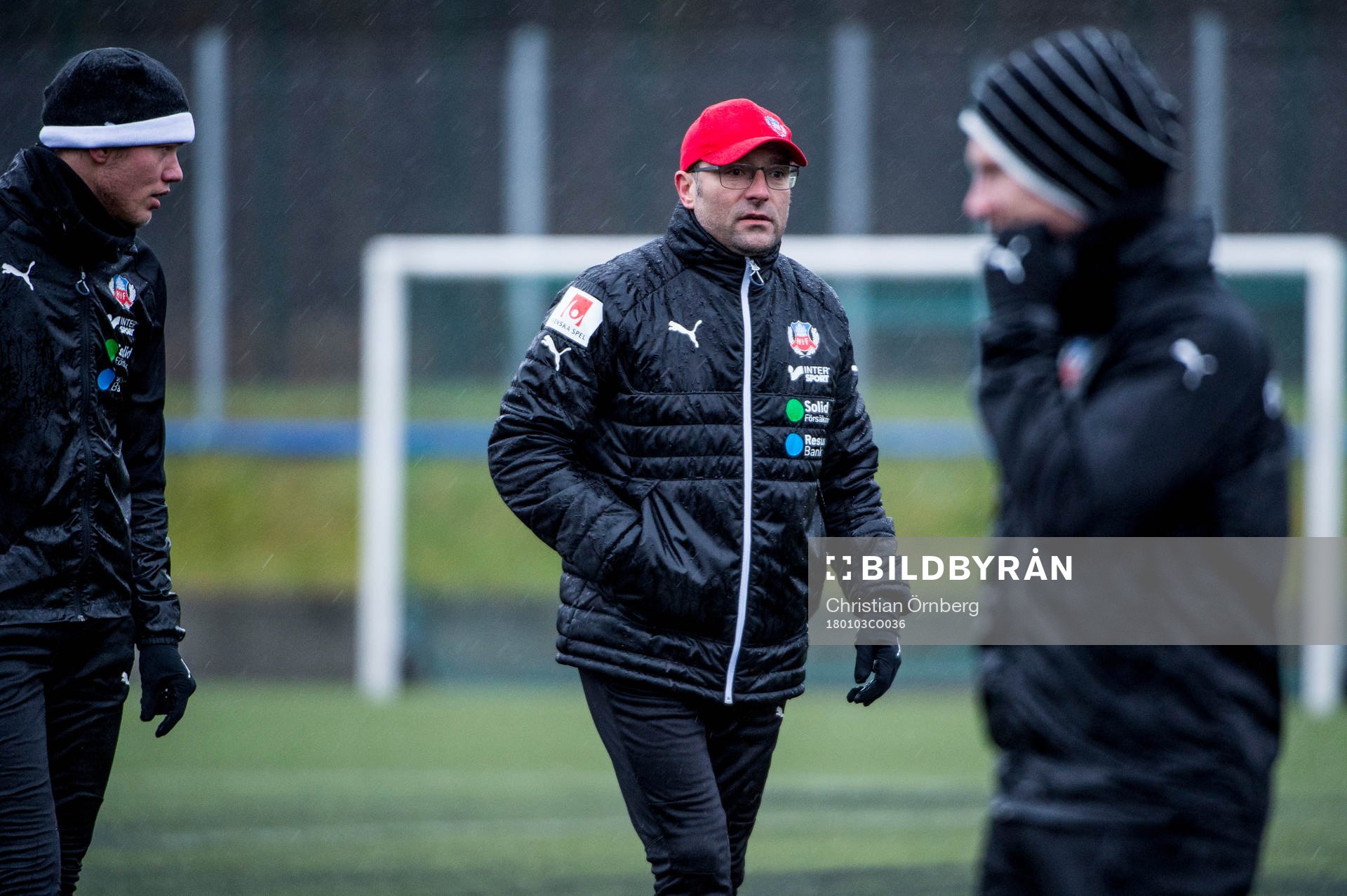 Tränare Per-Ola Ljung bland spelarna