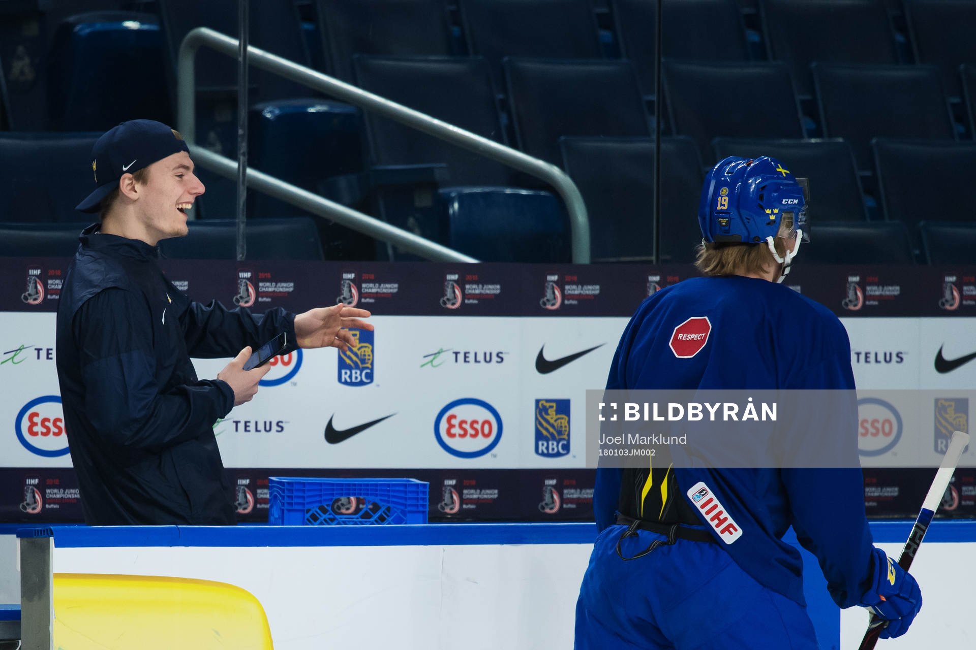 Lias Andersson skojar med Alexander Nylander på Sveriges