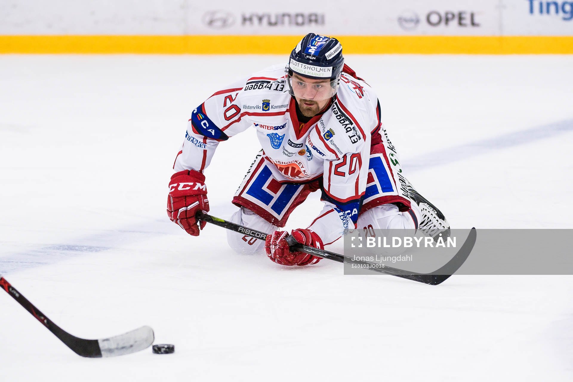 Västerviks Mattias Elfström faller