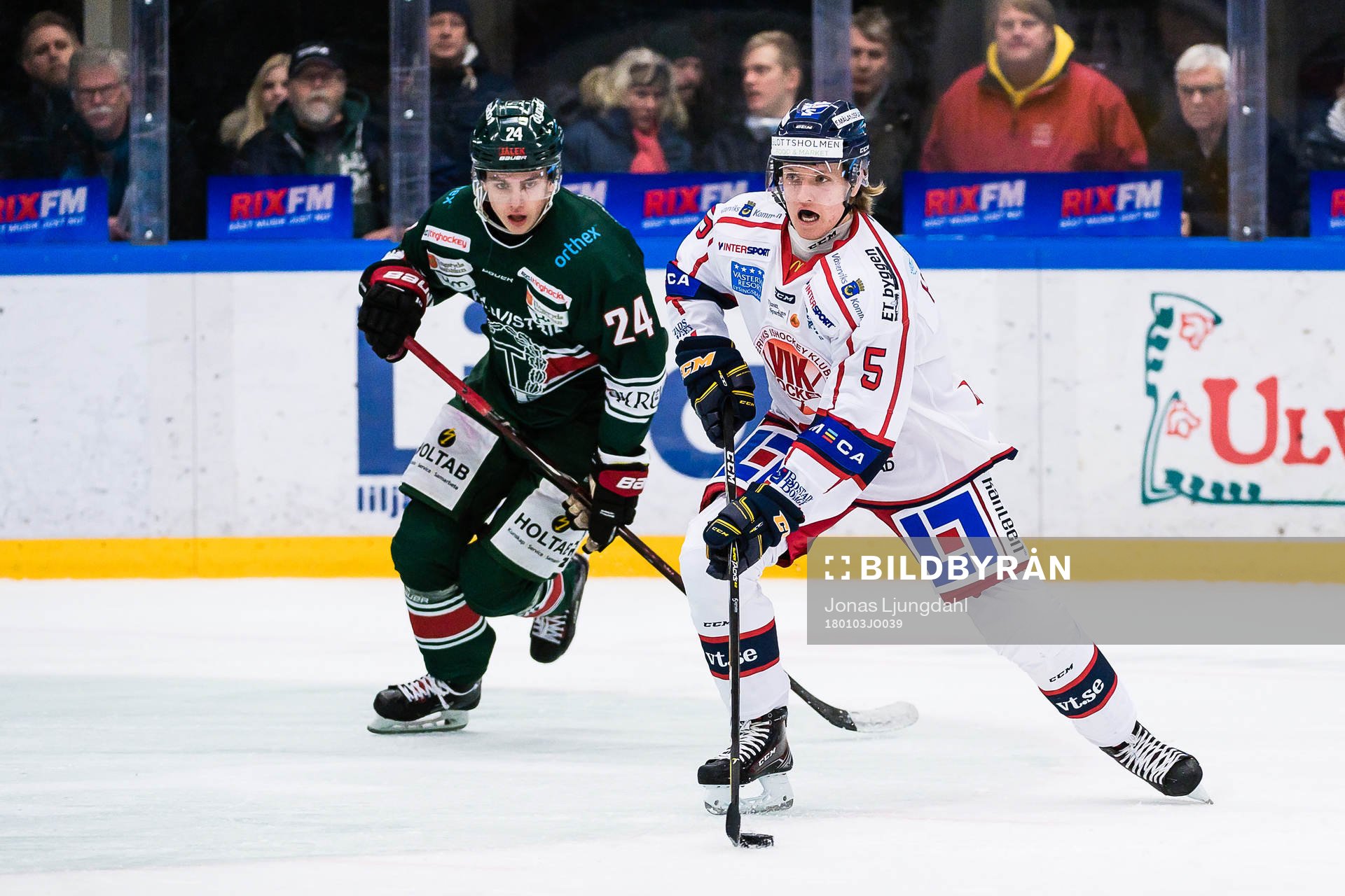 Västerviks Kim Johansson jagas av Tingsryds Axel Levander