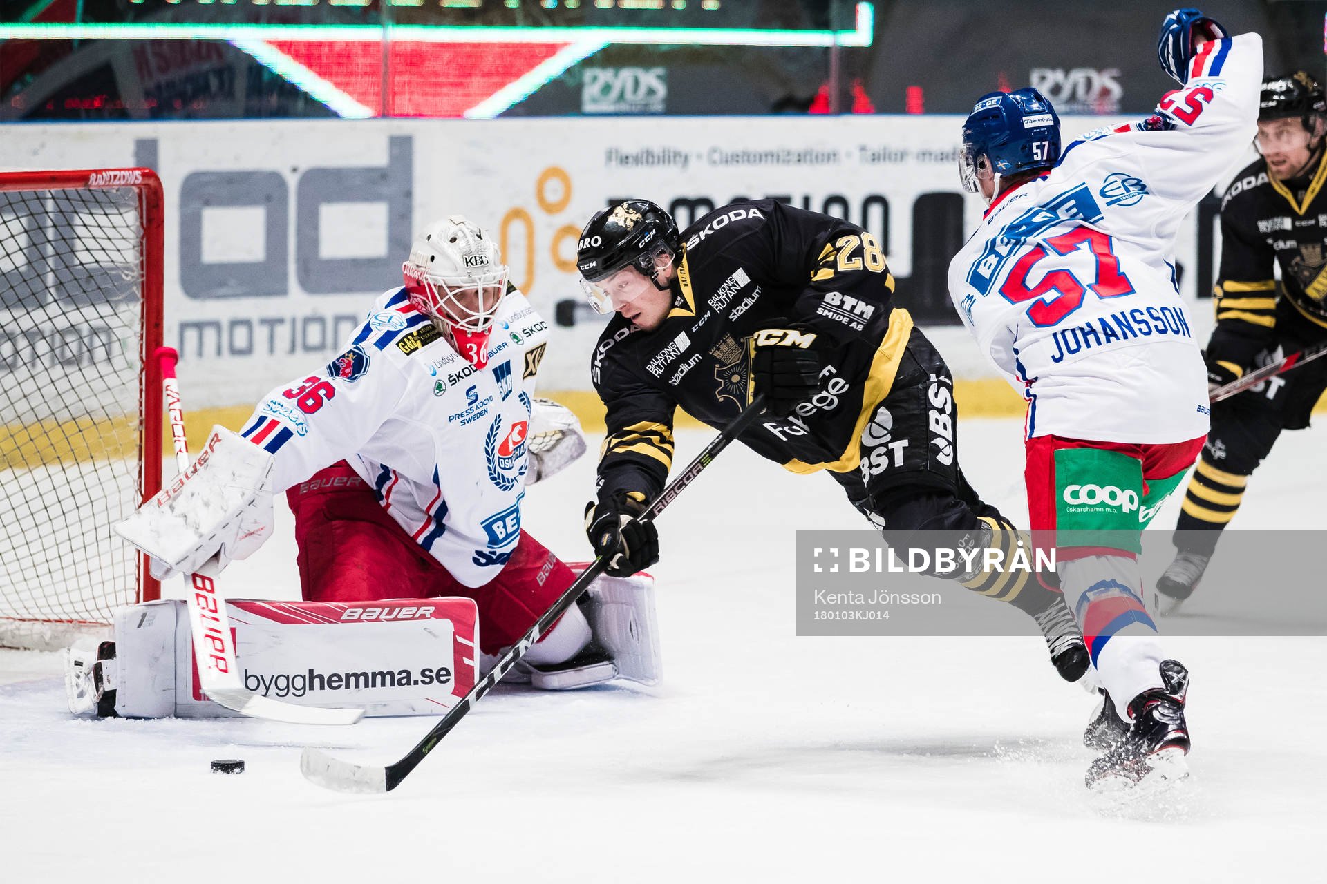 s Jesper Fröden gör 1-0 bakom Oskarshamns målvakt Wictor