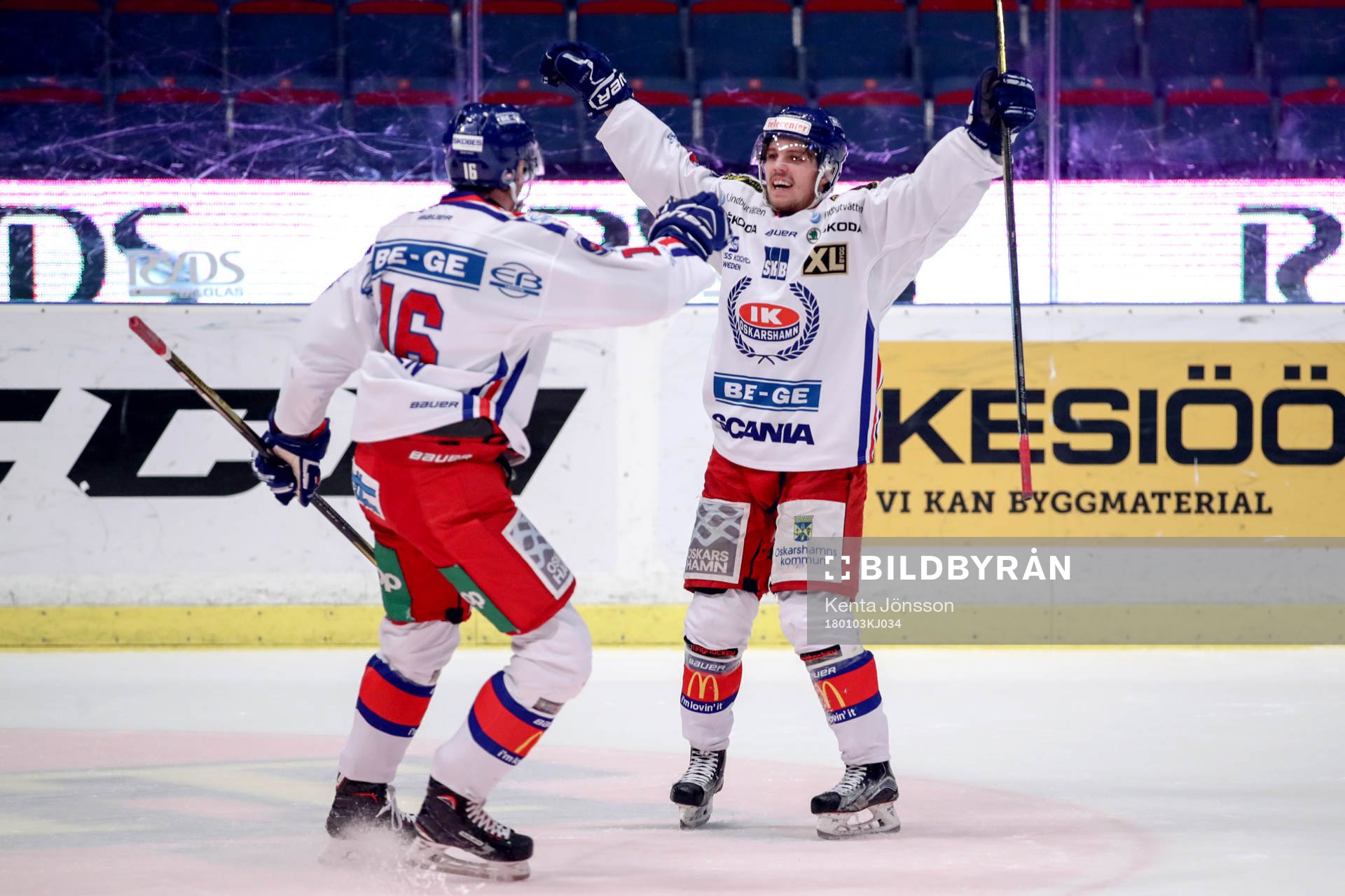 Oskarshamns Manuel Ågren jublar med Arsi Piispanen