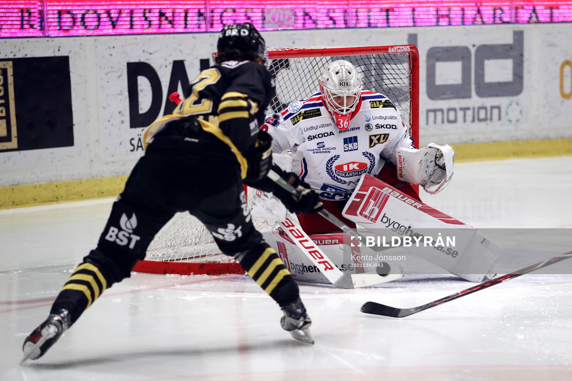 s Max Lindholm och Oskarshamns målvakt Wictor Ragnewall