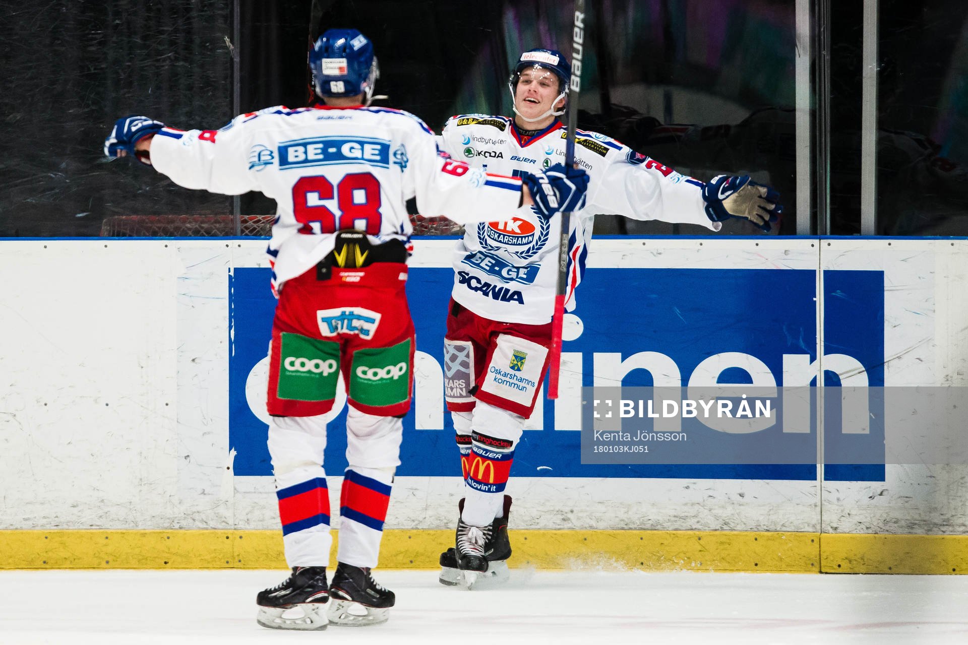 Oskarshamns Tom Hedberg jublar med Joakim Hagelin