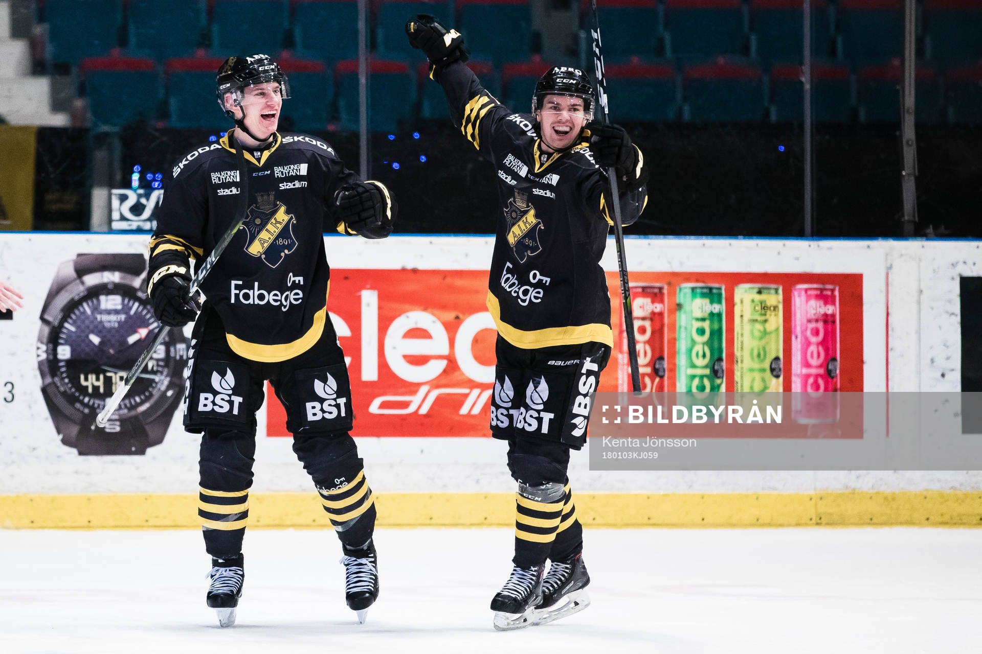 s Anton Holm jublar med Eric Castonguay