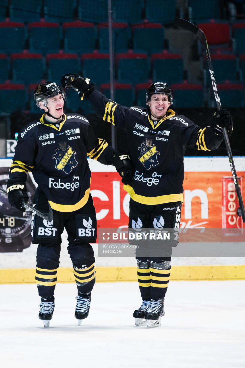 s Anton Holm jublar med Eric Castonguay