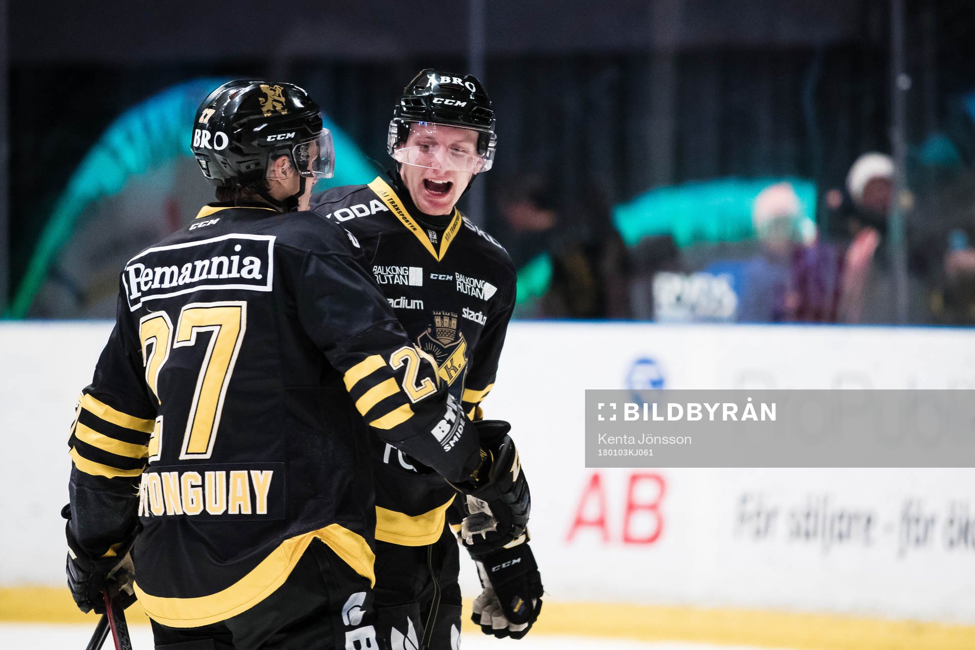 s Filip Windlert jublar med Eric Castonguay